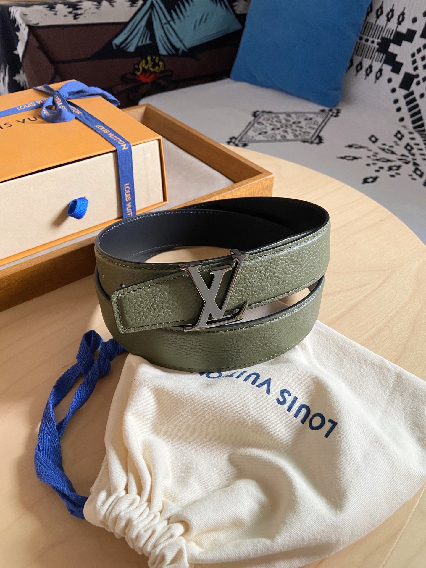 Louis Vuitton LV新款 双面腰带 荔枝纹牛皮呈现在腰带之中 衬托柔软 小牛皮 搭配 的铜扣 让整体显得更加立体感