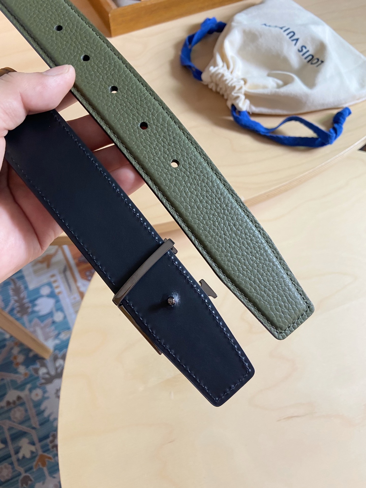 Louis Vuitton LV新款 双面腰带 荔枝纹牛皮呈现在腰带之中 衬托柔软 小牛皮 搭配 的铜扣 让整体显得更加立体感