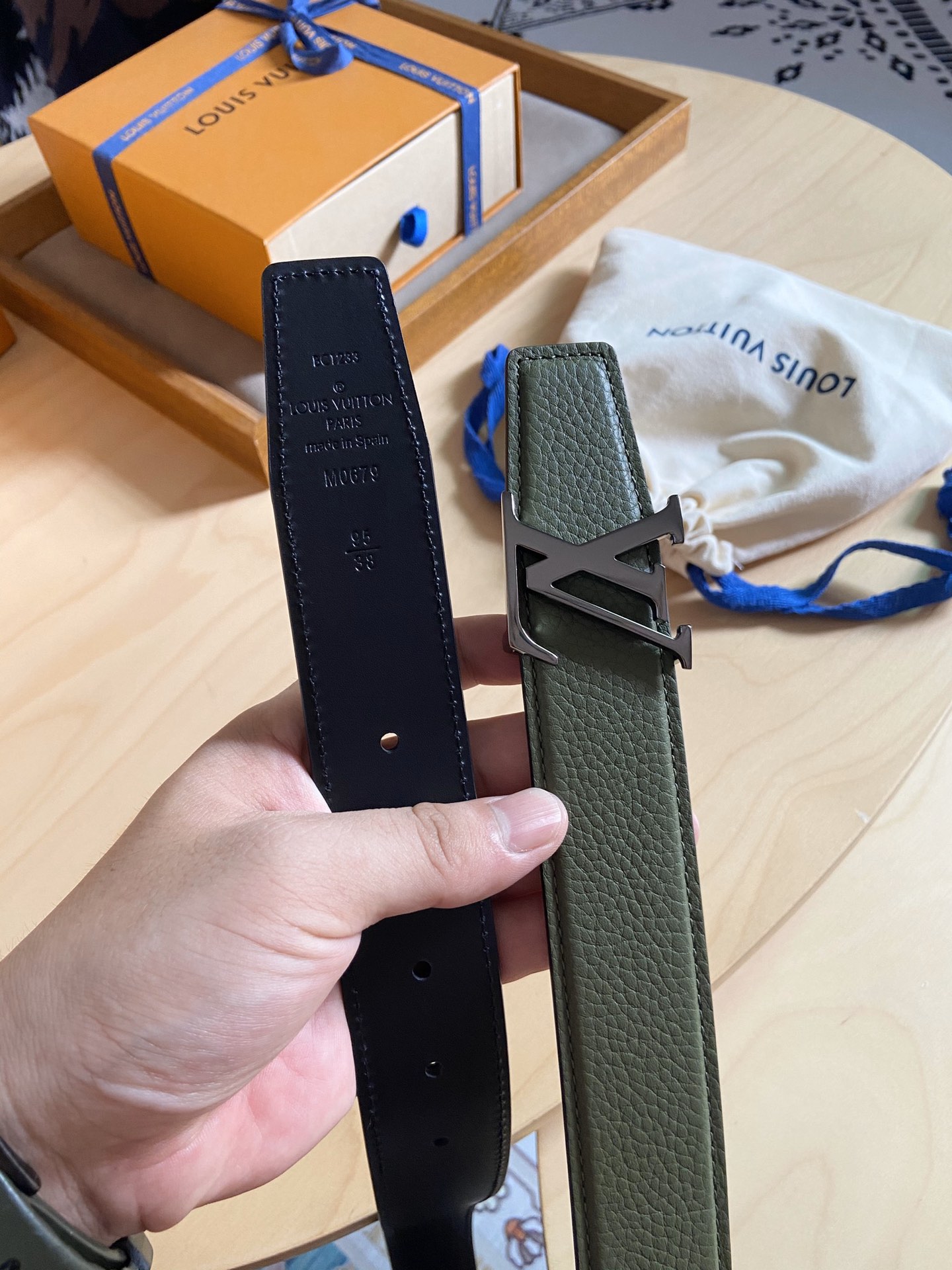 Louis Vuitton LV新款 双面腰带 荔枝纹牛皮呈现在腰带之中 衬托柔软 小牛皮 搭配 的铜扣 让整体显得更加立体感