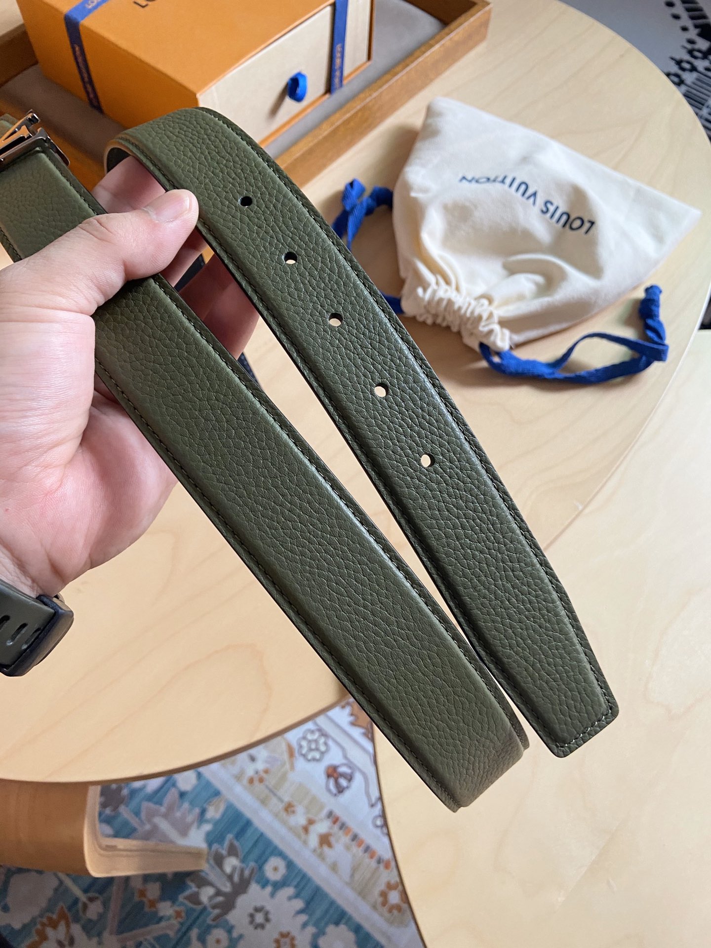 Louis Vuitton LV新款 双面腰带 荔枝纹牛皮呈现在腰带之中 衬托柔软 小牛皮 搭配 的铜扣 让整体显得更加立体感