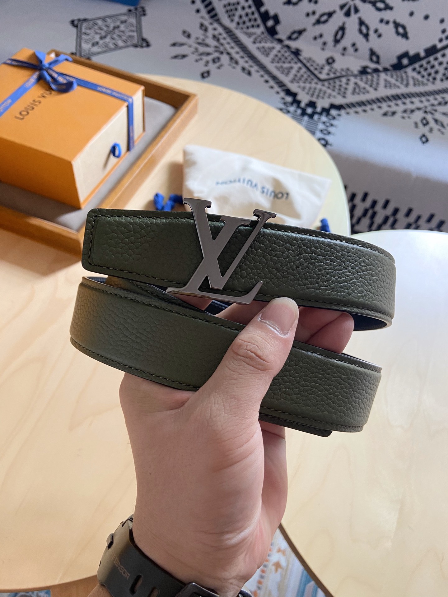 Louis Vuitton LV新款 双面腰带 荔枝纹牛皮呈现在腰带之中 衬托柔软 小牛皮 搭配 的铜扣 让整体显得更加立体感