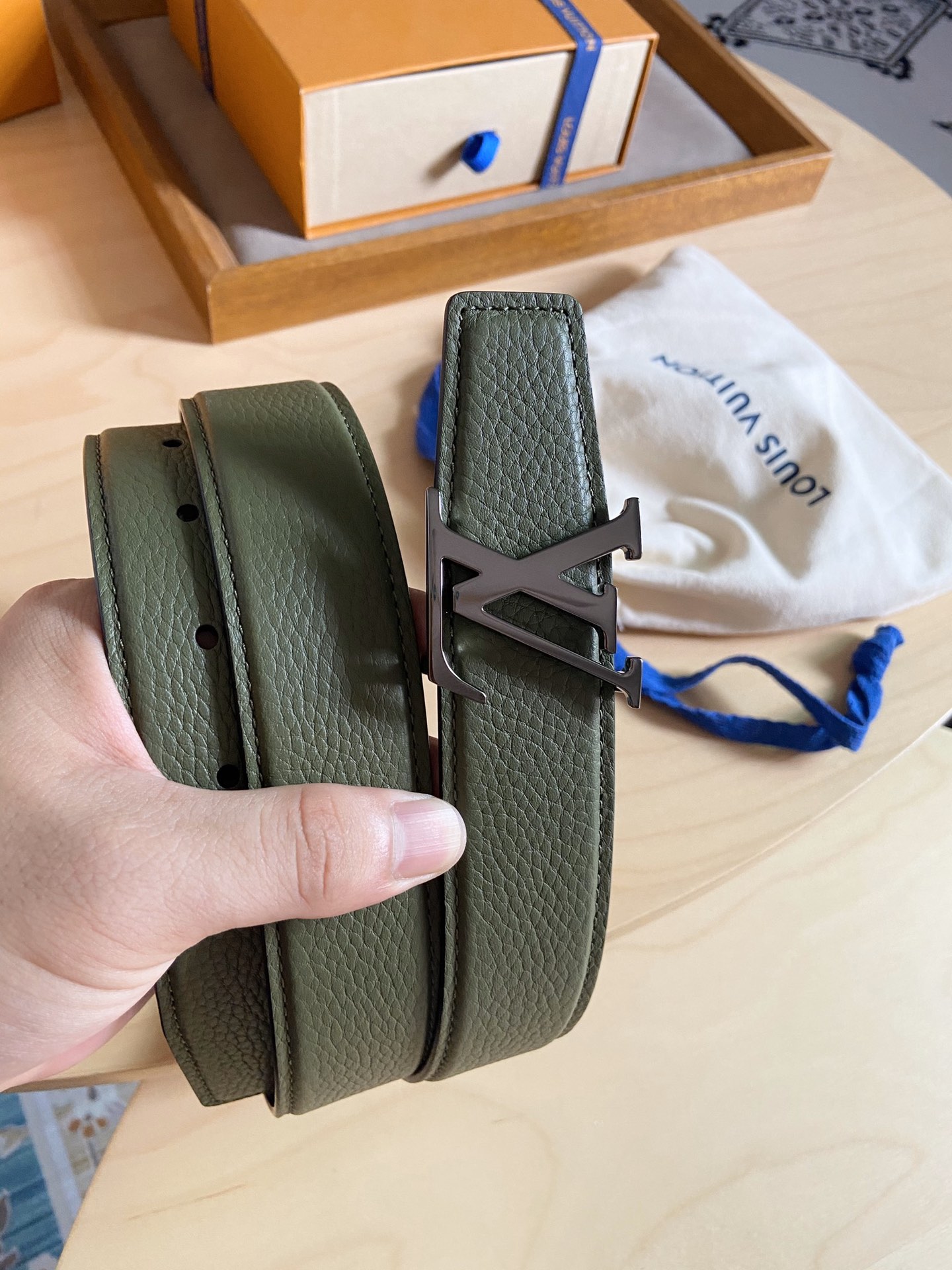 Louis Vuitton LV新款 双面腰带 荔枝纹牛皮呈现在腰带之中 衬托柔软 小牛皮 搭配 的铜扣 让整体显得更加立体感