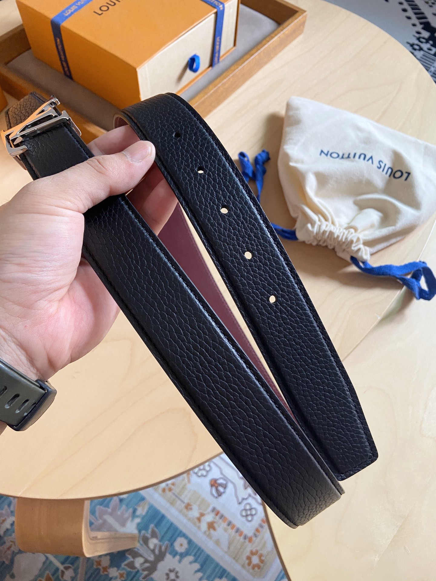 Louis Vuitton LV新款 双面腰带 荔枝纹牛皮呈现在腰带之中 衬托柔软 小牛皮 搭配 的铜扣 让整体显得更加立体感