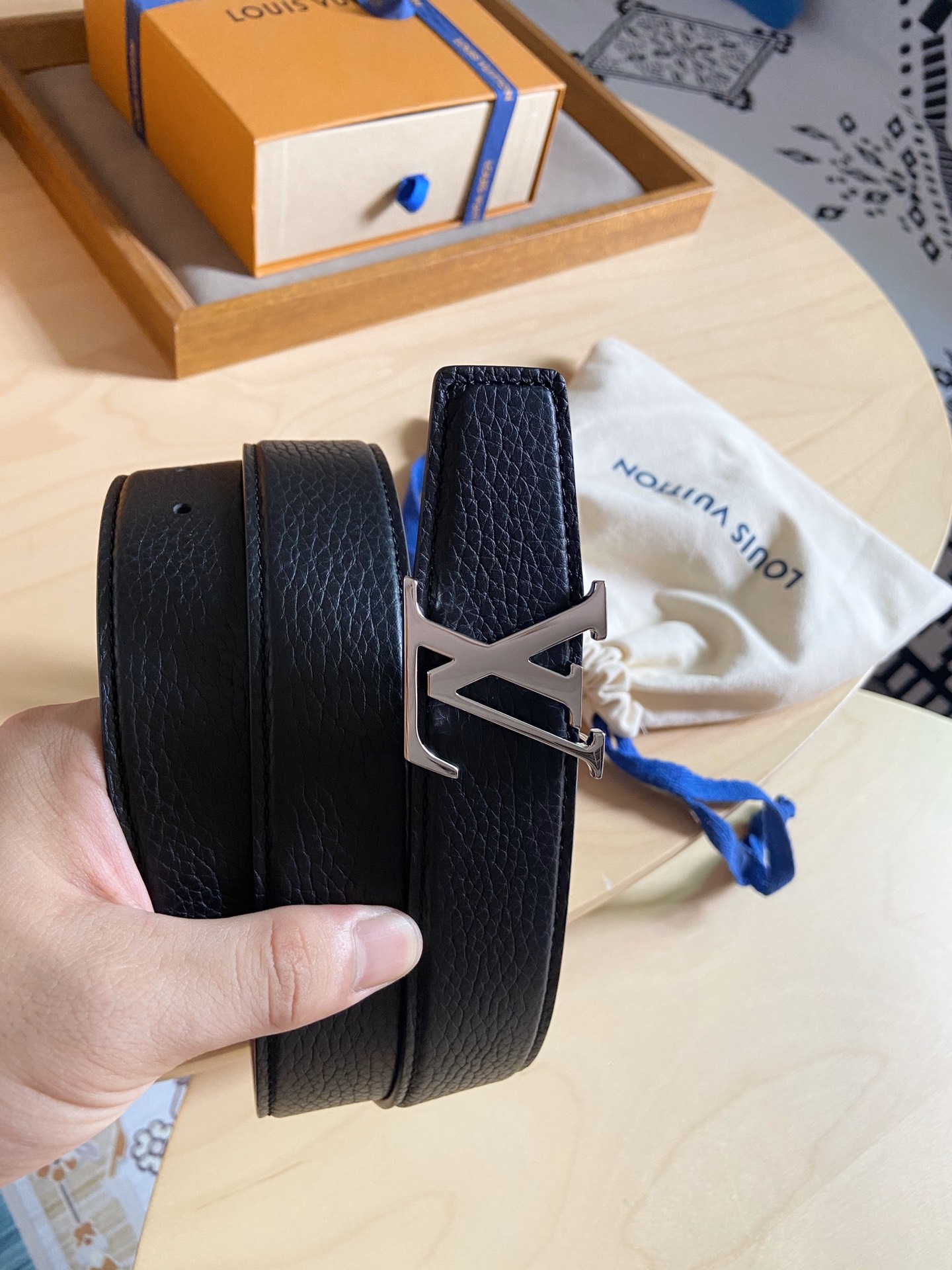 Louis Vuitton LV新款 双面腰带 荔枝纹牛皮呈现在腰带之中 衬托柔软 小牛皮 搭配 的铜扣 让整体显得更加立体感