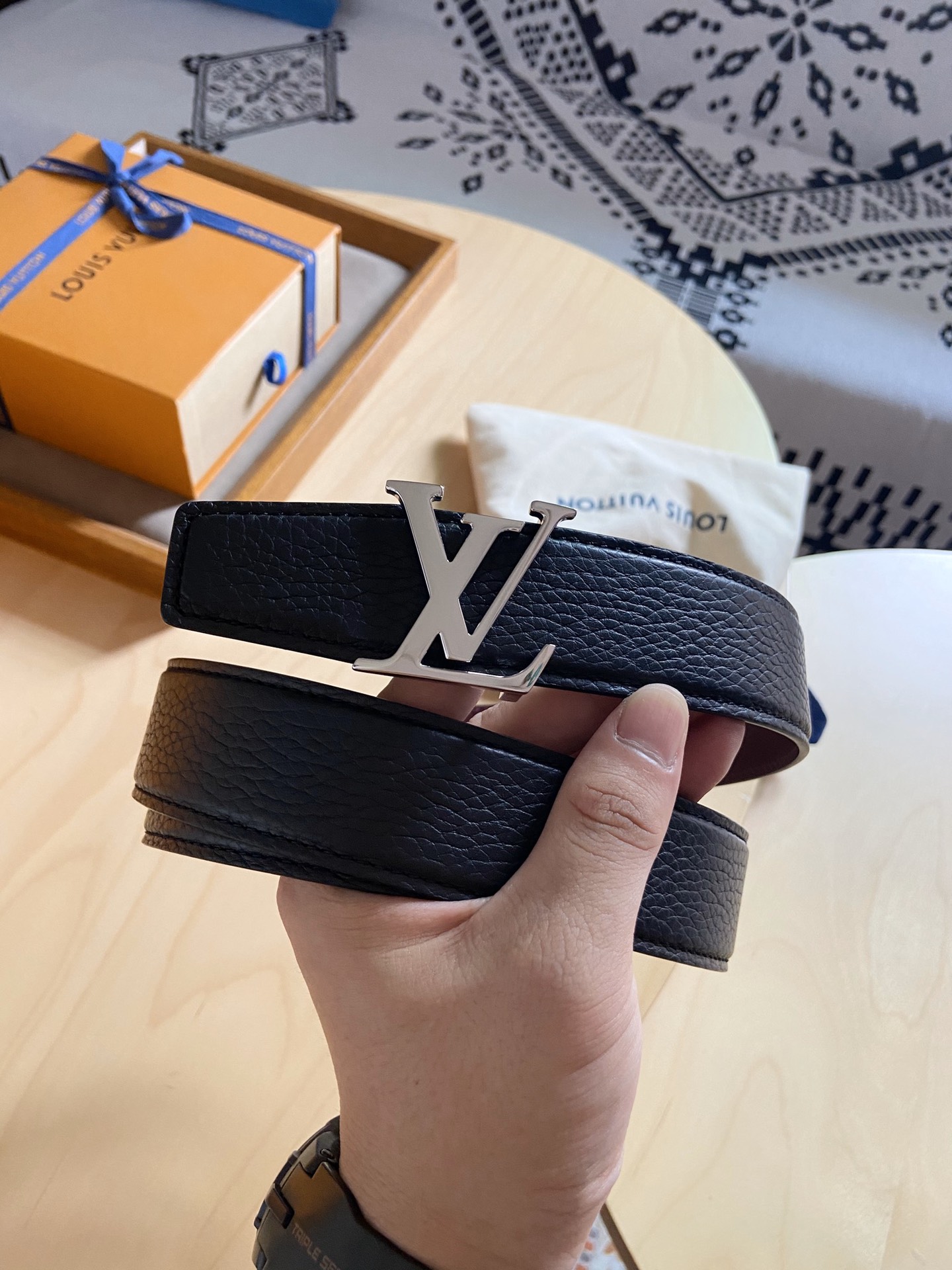 Louis Vuitton LV新款 双面腰带 荔枝纹牛皮呈现在腰带之中 衬托柔软 小牛皮 搭配 的铜扣 让整体显得更加立体感