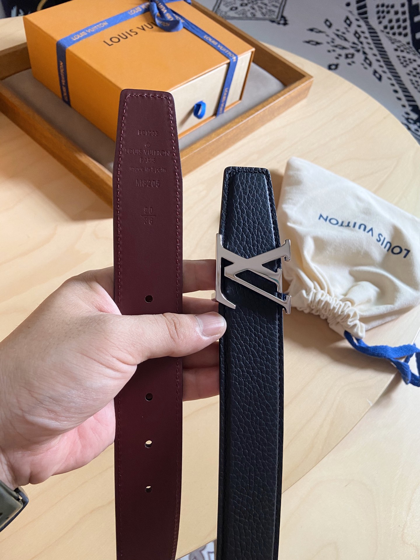 Louis Vuitton LV新款 双面腰带 荔枝纹牛皮呈现在腰带之中 衬托柔软 小牛皮 搭配 的铜扣 让整体显得更加立体感
