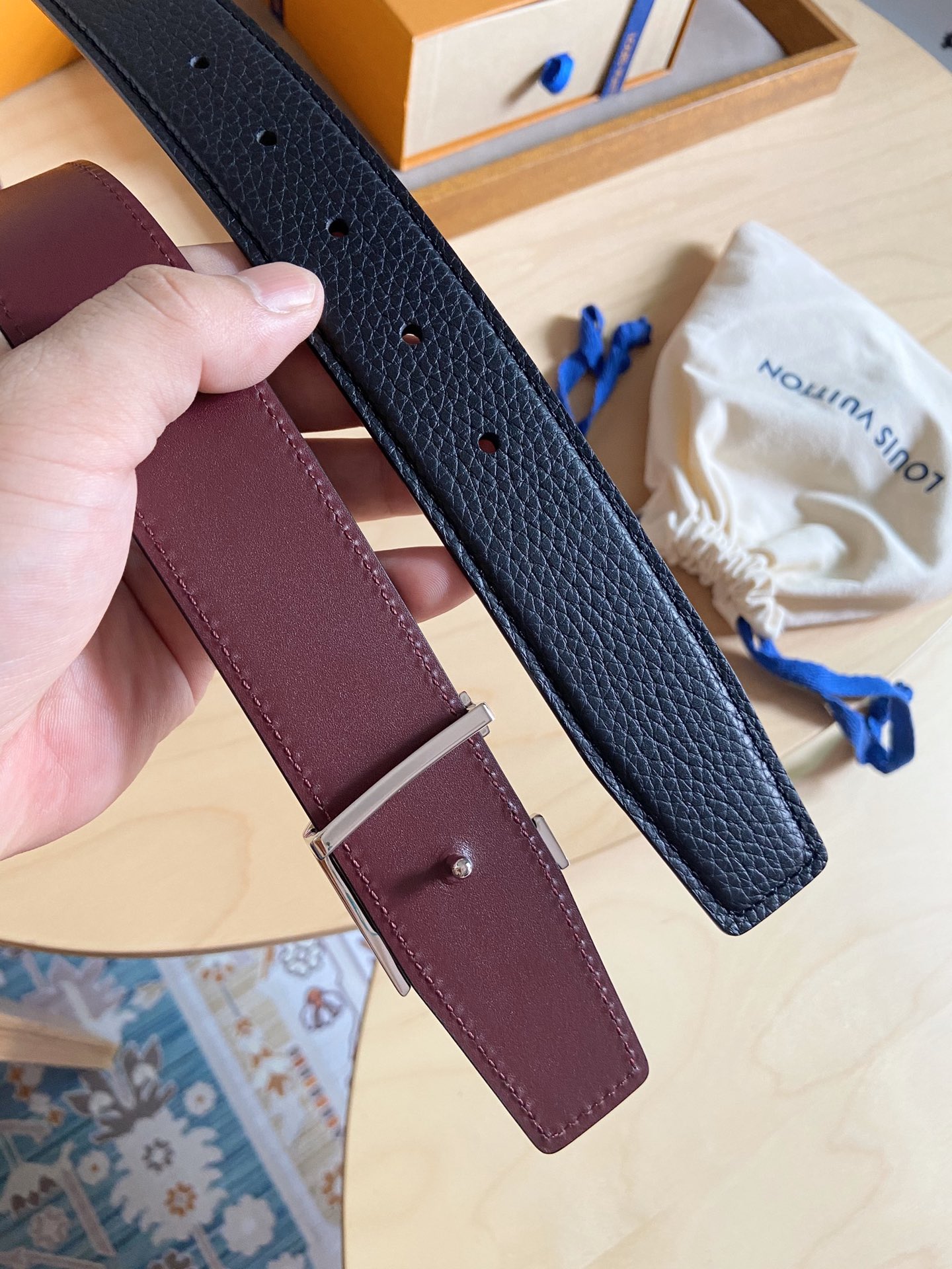 Louis Vuitton LV新款 双面腰带 荔枝纹牛皮呈现在腰带之中 衬托柔软 小牛皮 搭配 的铜扣 让整体显得更加立体感
