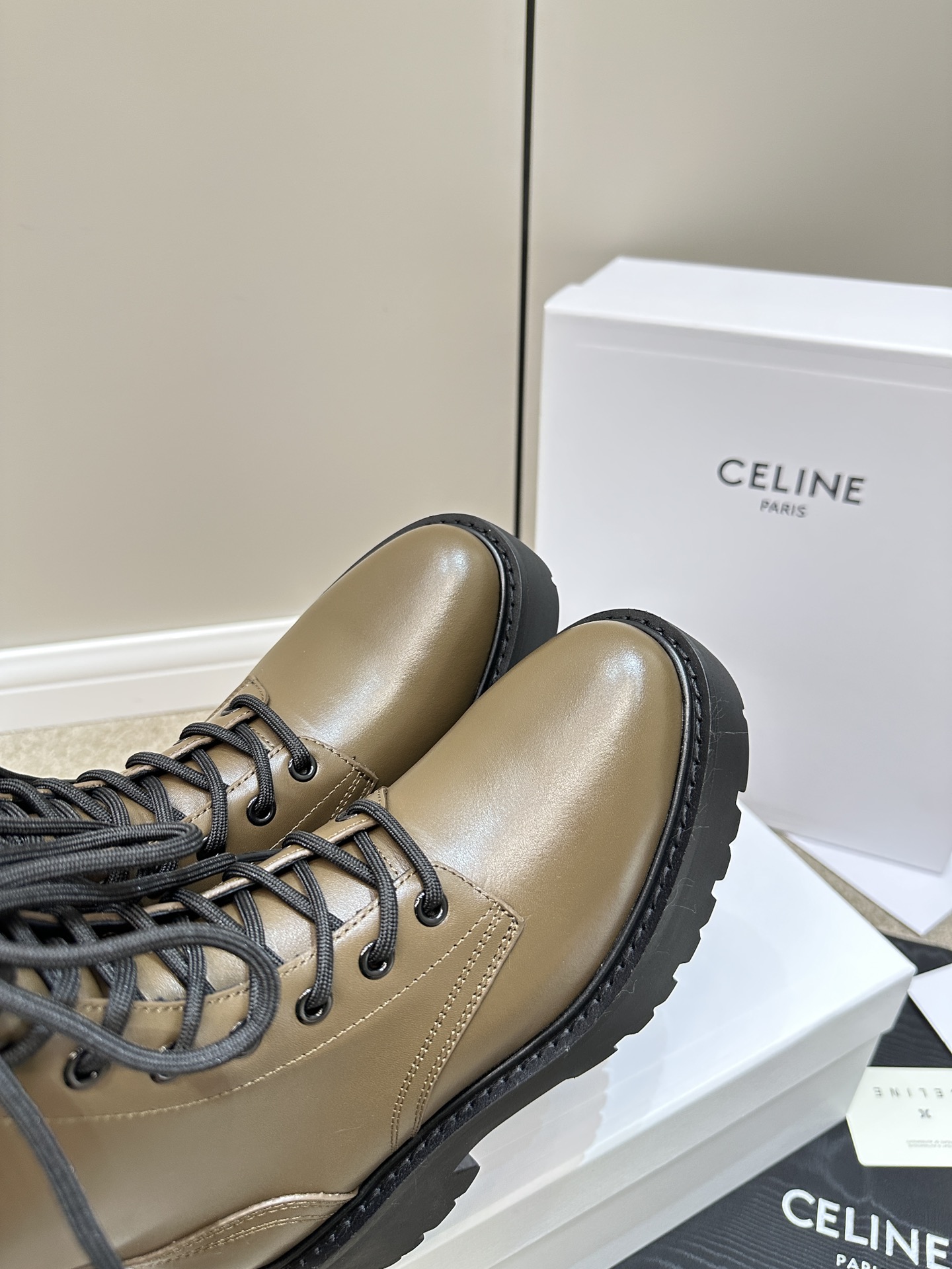 Celine好物推荐厚底增高马丁靴！