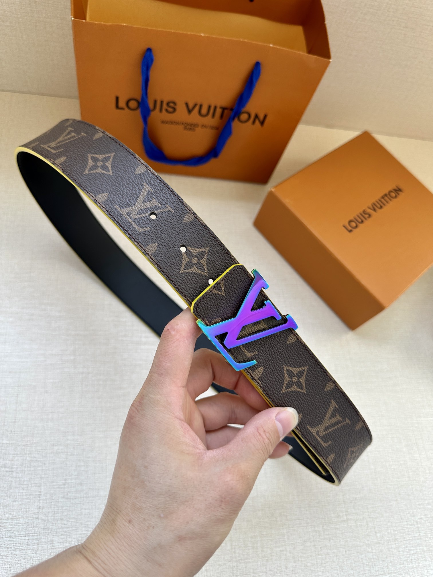 LVBroken双面腰带令LV字母与