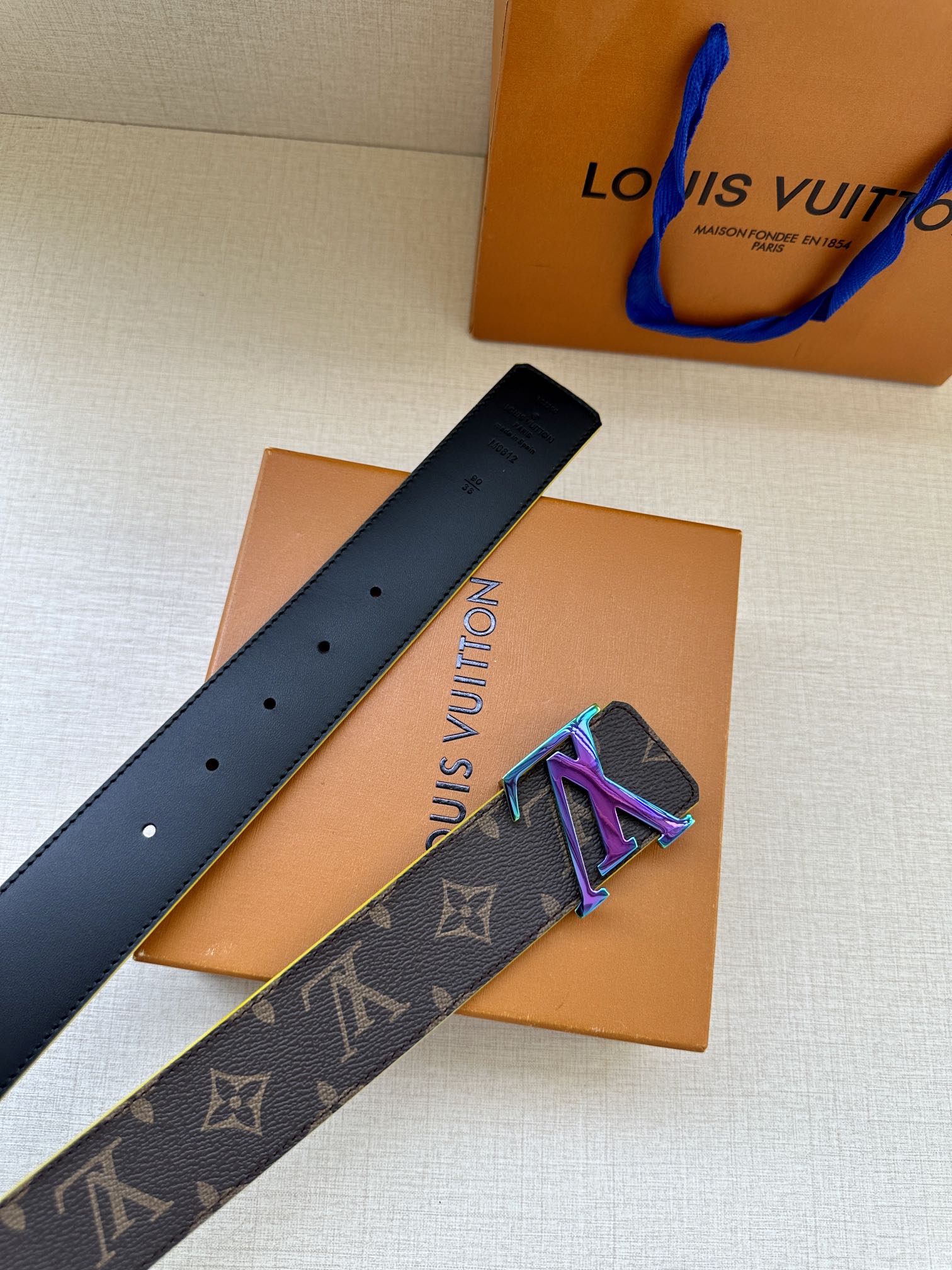 LVBroken双面腰带令LV字母与