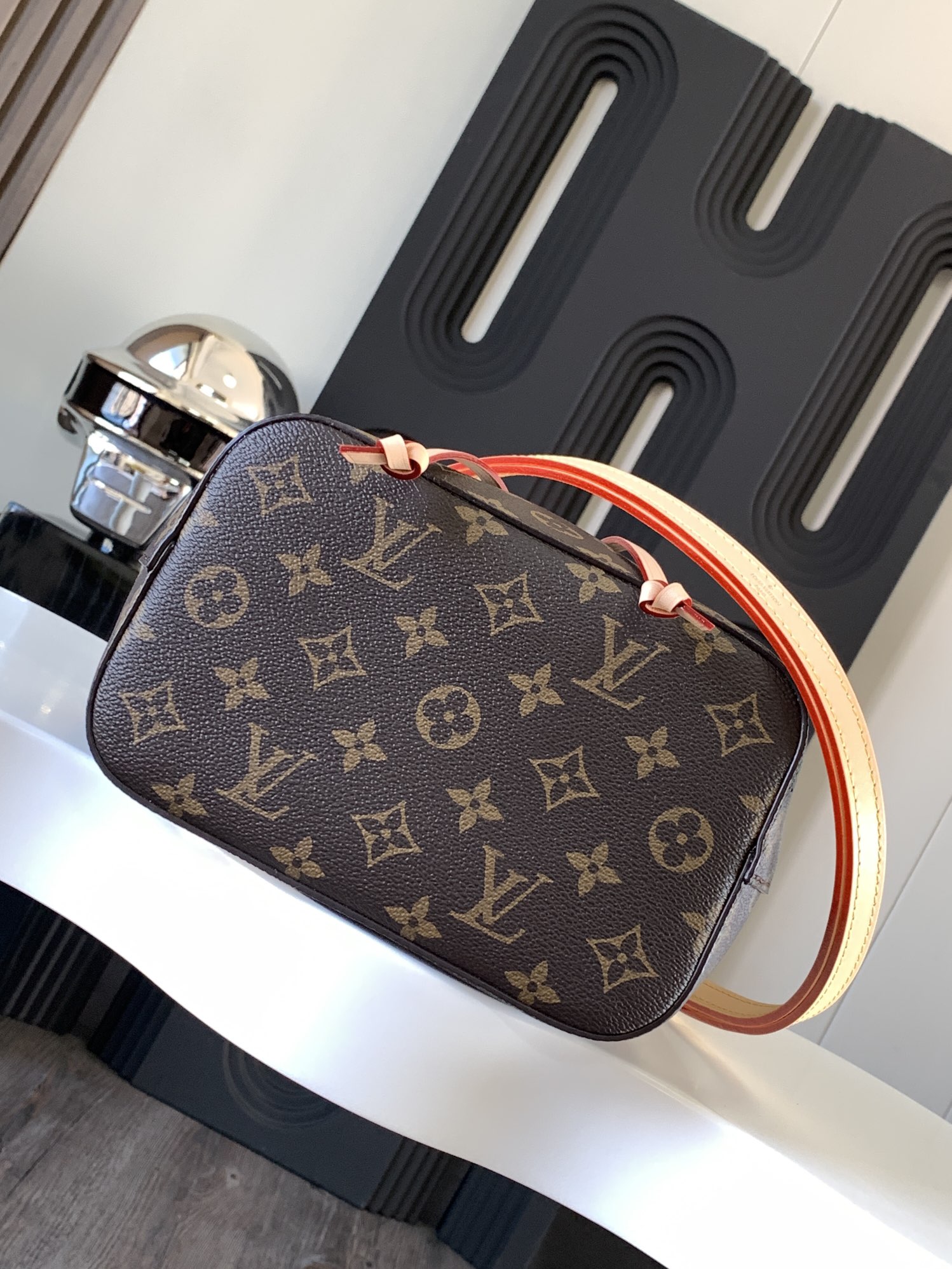 P820独家首发型号:M46581【特级原厂】
皮料是正品代工厂意大利A级菱形皮料，专柜同步变码芯片，是在于品质、五金、面料、手工、油边、A级高品质出品、全面再次升级、拍摄图跟产品一致配图上的全套包装尺寸:20*20*13CM 税号：
