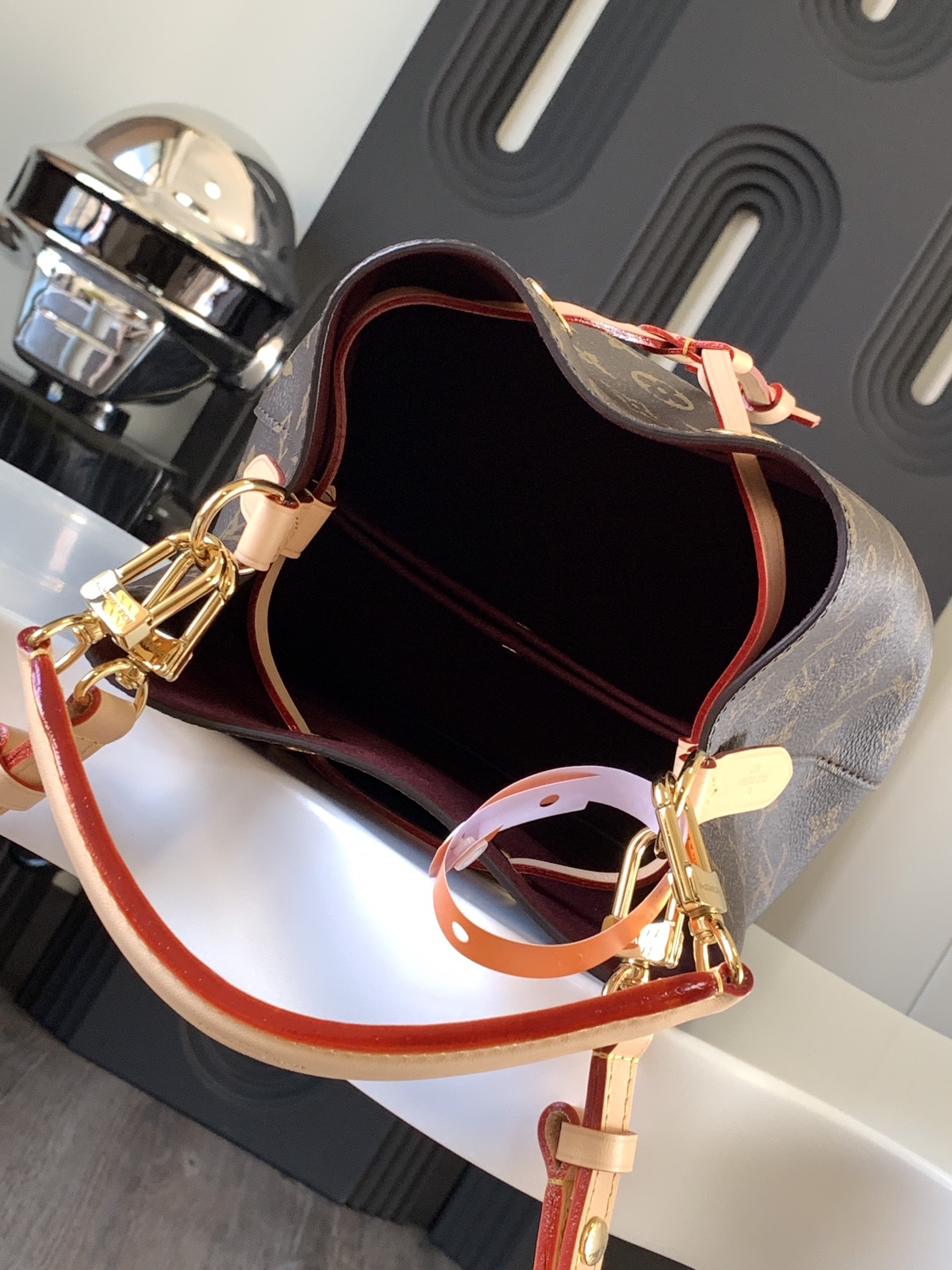 P820独家首发型号:M46581【特级原厂】
皮料是正品代工厂意大利A级菱形皮料，专柜同步变码芯片，是在于品质、五金、面料、手工、油边、A级高品质出品、全面再次升级、拍摄图跟产品一致配图上的全套包装尺寸:20*20*13CM 税号：