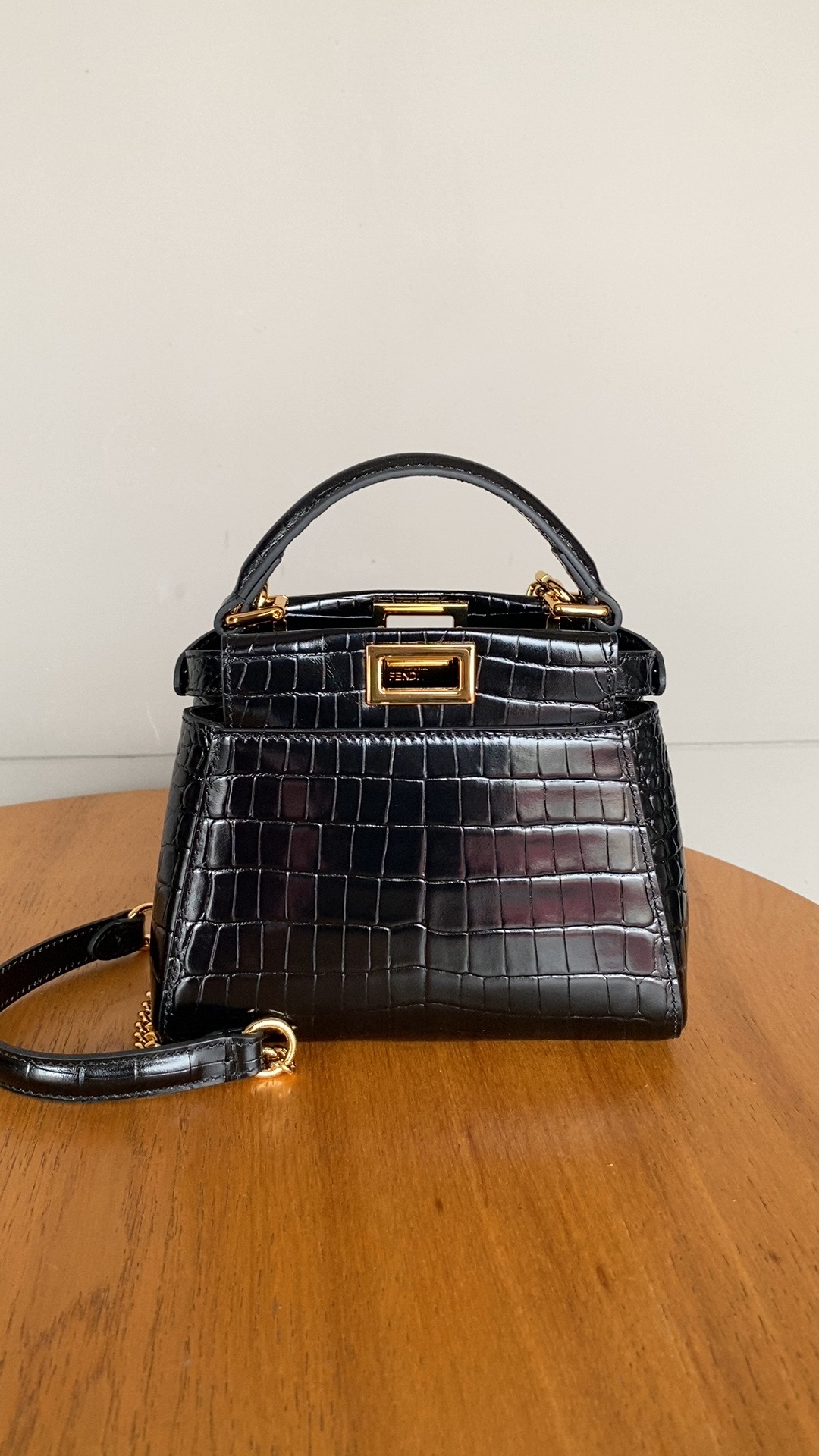 Fendi , Fs new small handbag, with internal pockets and signature twist lock. Single handle and detachable shoulder strap. Made of imported cowhi