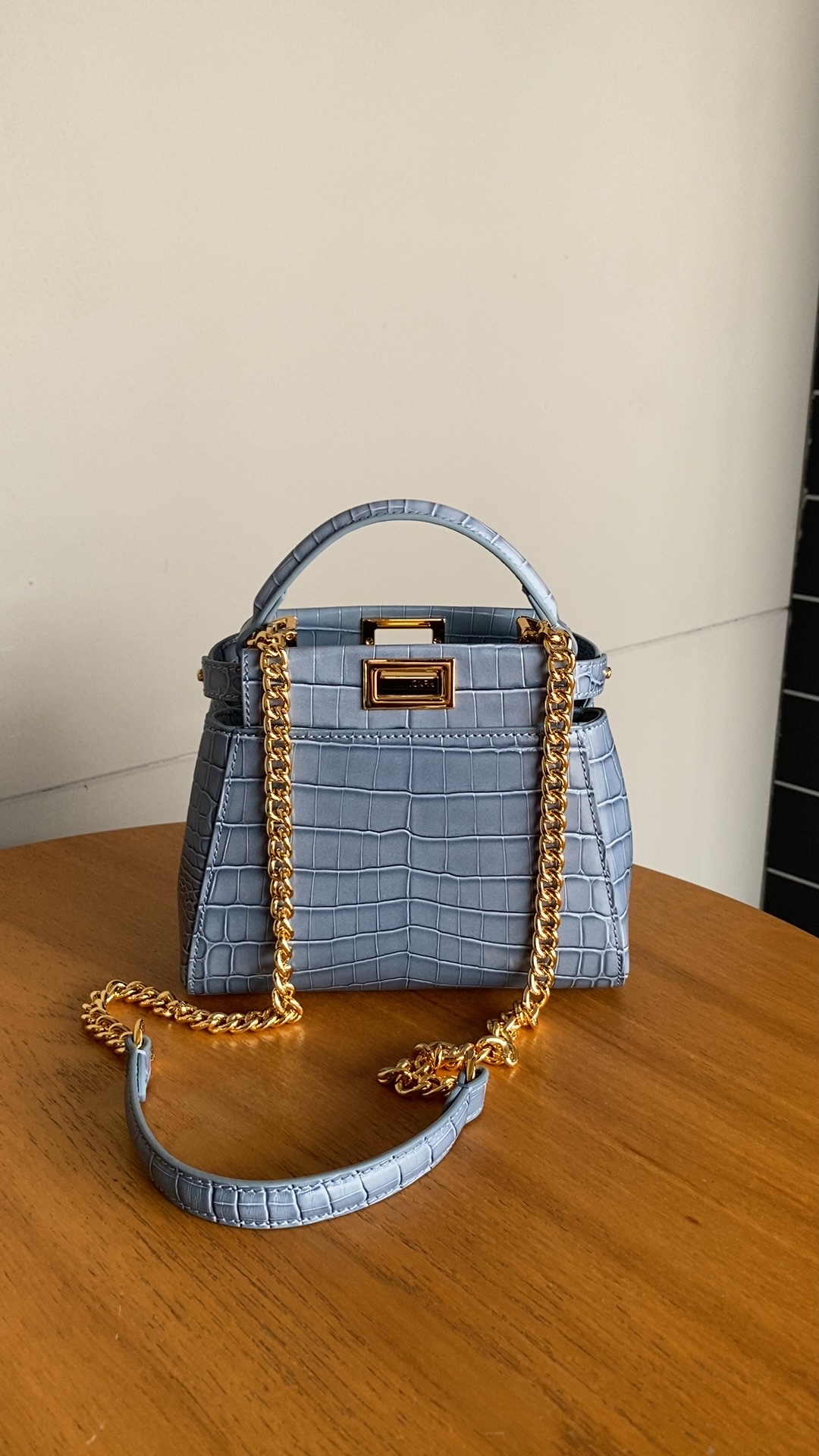 Fendi Fs new small handbag has internal pockets and signature twist lock. Single handle and detachable shoulder strap. Made of imported cowhide a