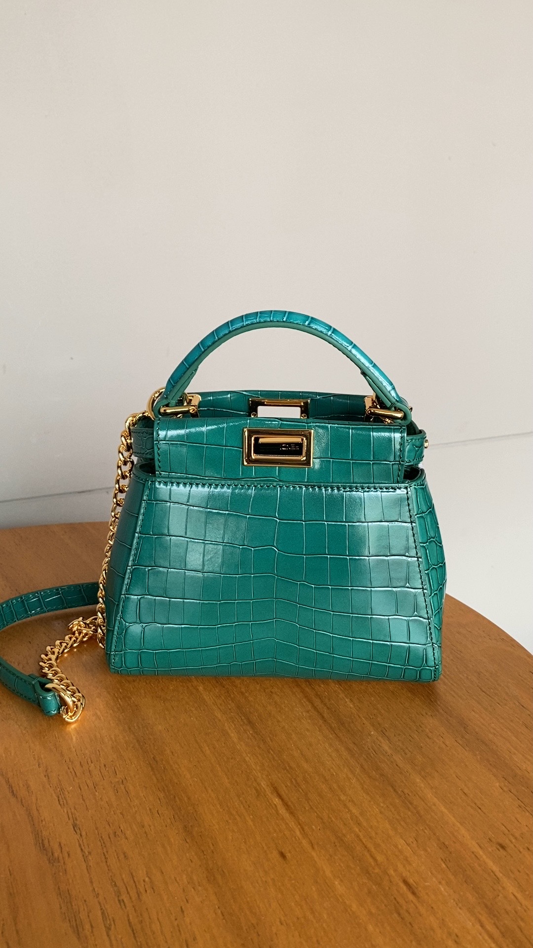 Fendi Fs new small handbag has internal pockets and signature twist lock. Single handle and detachable shoulder strap. Made of imported cowhide a