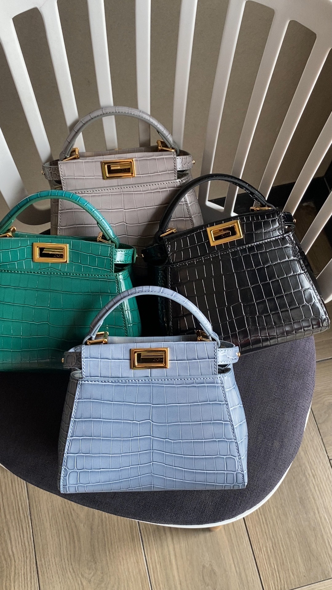 Fendi Fs new small handbag has internal pockets and signature twist lock. Single handle and detachable shoulder strap. Made of imported cowhide a