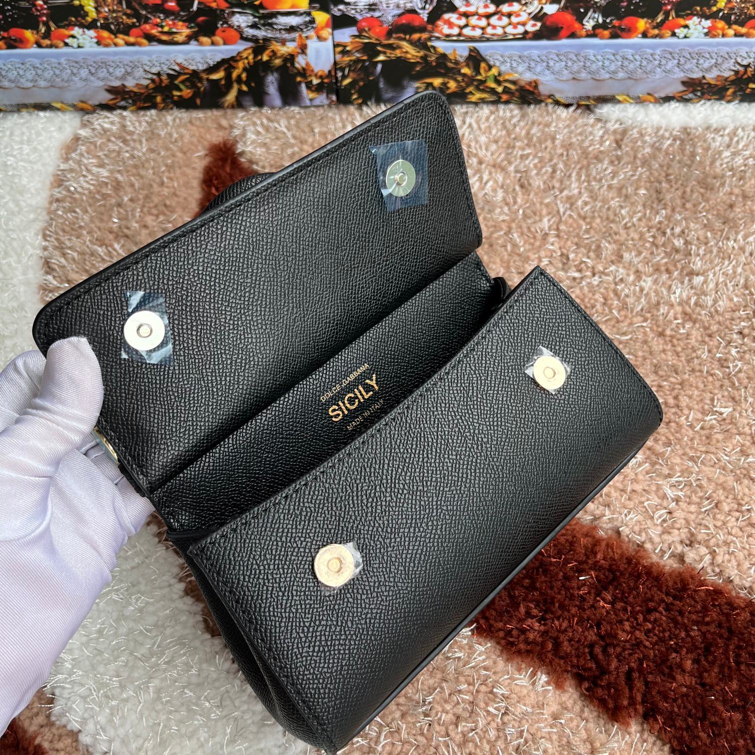 款号4133掌纹高端货Dolce&Gabbana杜嘉班纳时尚界另一款铂金包细腻手工制造经典款纯色百搭众多