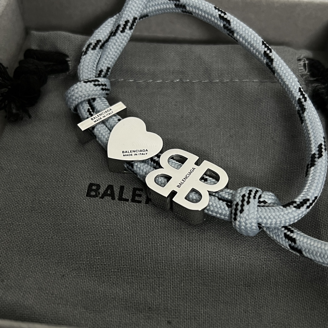 【】 🔥巴黎世家 🔥 Balenciaga 手绳 手链 简单大方 大牌金质感饱满 ，搭配衣服超好看 ！！