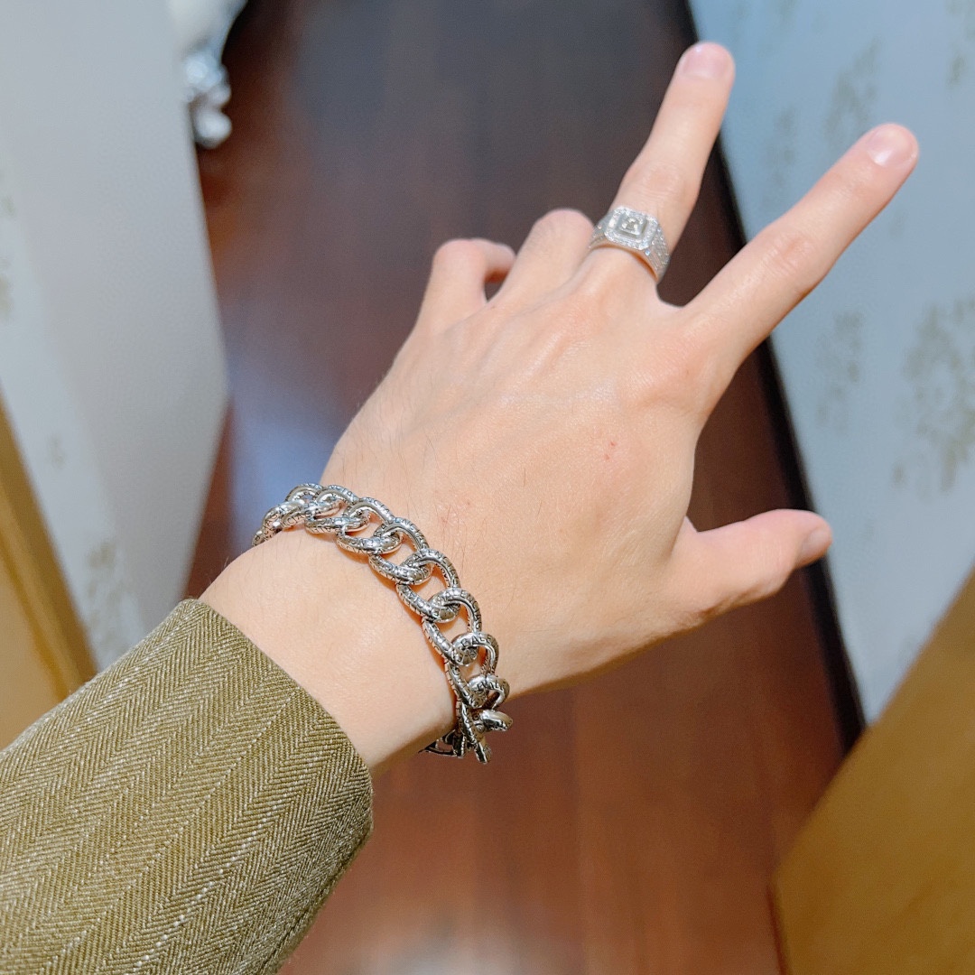 批140。 原单货🔹🔹新品 巴黎世家 Balenciaga手链🔹专柜一致巴黎世家手链 男士火爆款出货 设计独特 前卫 男女必备！码数18。20。22cm