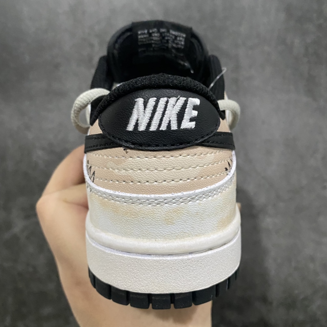 图片[4]-【FS原盒版】Nike Dunk Low 达芬奇定制“罗宾森”绑带解构CW1590-100nn特殊定制大盒n独家正确版本 原鞋开发品质、细节 完美复刻n整体基色为米白黑棕色，以涂鸦元素作为点缀和辅助，加入字母涂鸦n元素皮质挂件，使用副鞋带进行串联，整体简洁百搭，全面对接潮流搭配。 Size：35.5 36 36.5 37.5 38 38.5 39 40 40.5 41 42 42.5 43 44 44.5 45 46-莆田鞋批发中心