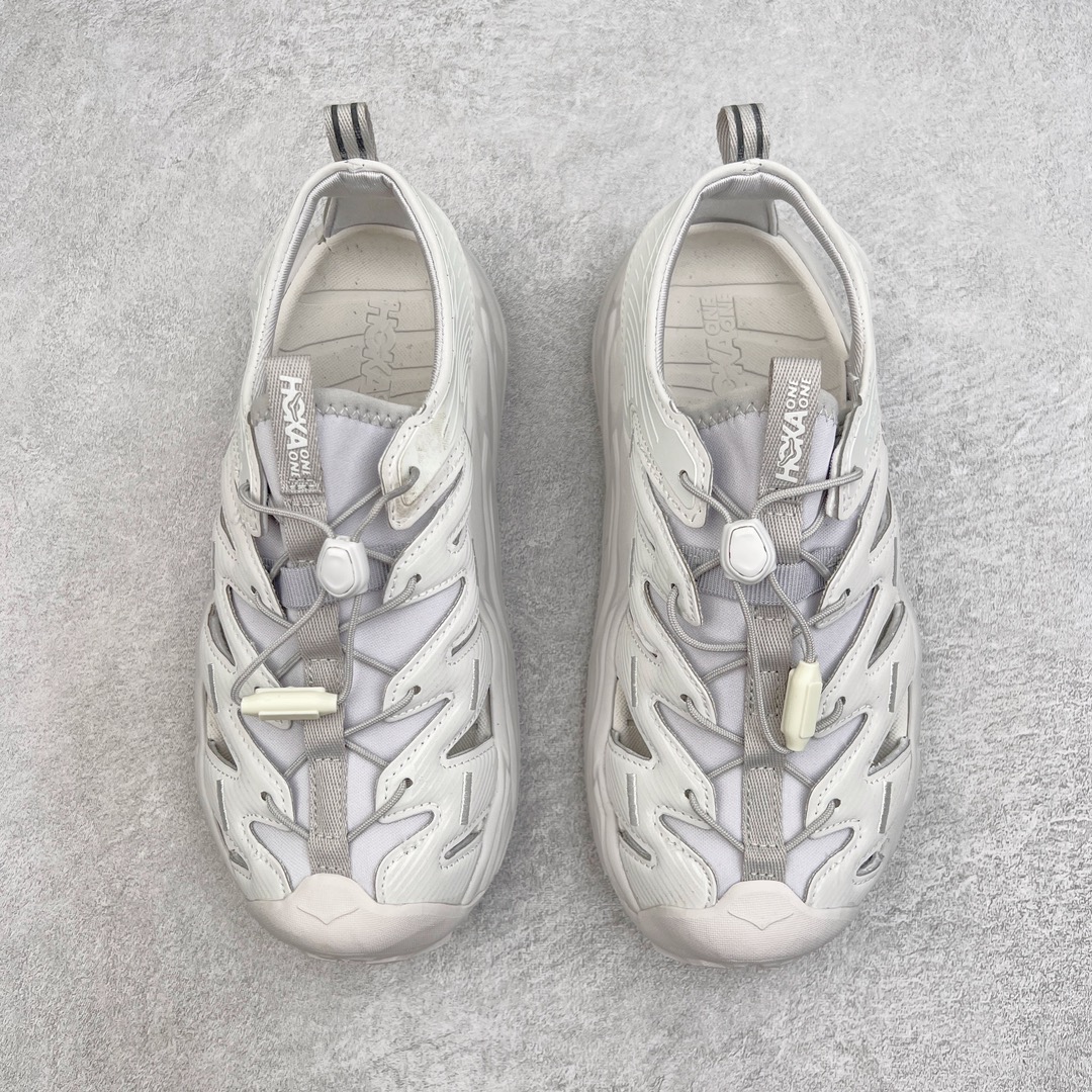 图片[2]-＃HK纯原 HOKA One One Hopara Sandals 霍帕拉系列水路两用溯溪涉水休闲户外露营凉鞋 作为先锋品牌的 HOKA ONE ONE总是以独特的方式 HOPA RA是一款溯溪鞋 又名排水鞋 可长期用于涉水和溯溪 保护脚底和脚趾的安全和舒适 鞋面材料速干 透气 耐磨 鞋底防滑 耐磨 抓地能力强 出于安全考虑 设计要求较高 涉水溯溪过程中 水 泥沙 可以直接从鞋内大孔排出 细纹鞋底使在岩石上抓地能力强 避免打滑 而上路后 鞋面具有快干透气等优点 尺码：36 36.5 37.5 38 39 40 40.5 41 42 42.5 43 44 45-选品中心