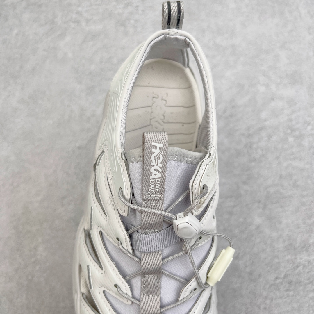 图片[5]-＃HK纯原 HOKA One One Hopara Sandals 霍帕拉系列水路两用溯溪涉水休闲户外露营凉鞋 作为先锋品牌的 HOKA ONE ONE总是以独特的方式 HOPA RA是一款溯溪鞋 又名排水鞋 可长期用于涉水和溯溪 保护脚底和脚趾的安全和舒适 鞋面材料速干 透气 耐磨 鞋底防滑 耐磨 抓地能力强 出于安全考虑 设计要求较高 涉水溯溪过程中 水 泥沙 可以直接从鞋内大孔排出 细纹鞋底使在岩石上抓地能力强 避免打滑 而上路后 鞋面具有快干透气等优点 尺码：36 36.5 37.5 38 39 40 40.5 41 42 42.5 43 44 45-选品中心