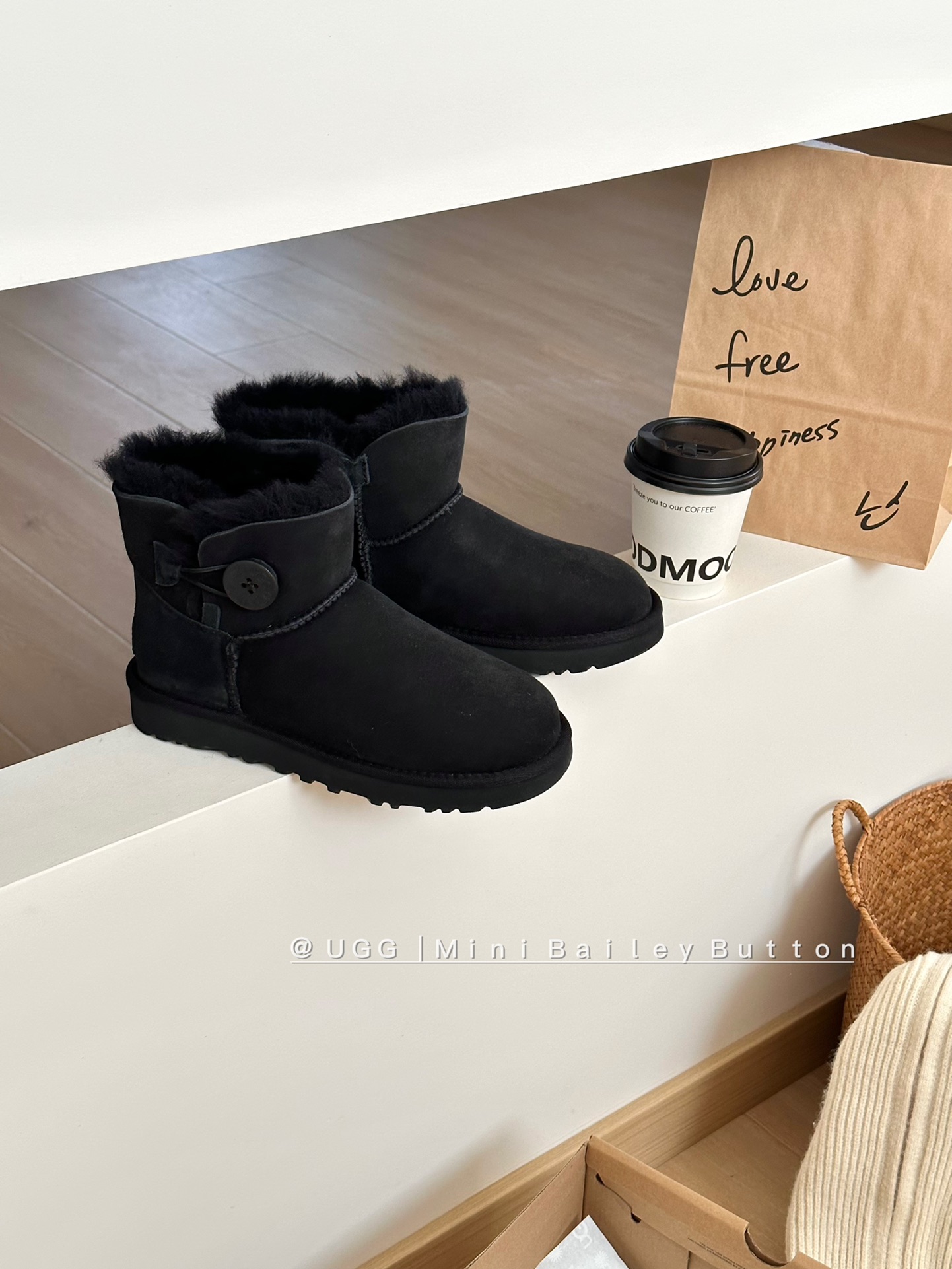 Ugg经典基本款# 低筒木扣
型号｜6422
size：35-40
color：栗色 .沙色. 灰色. 