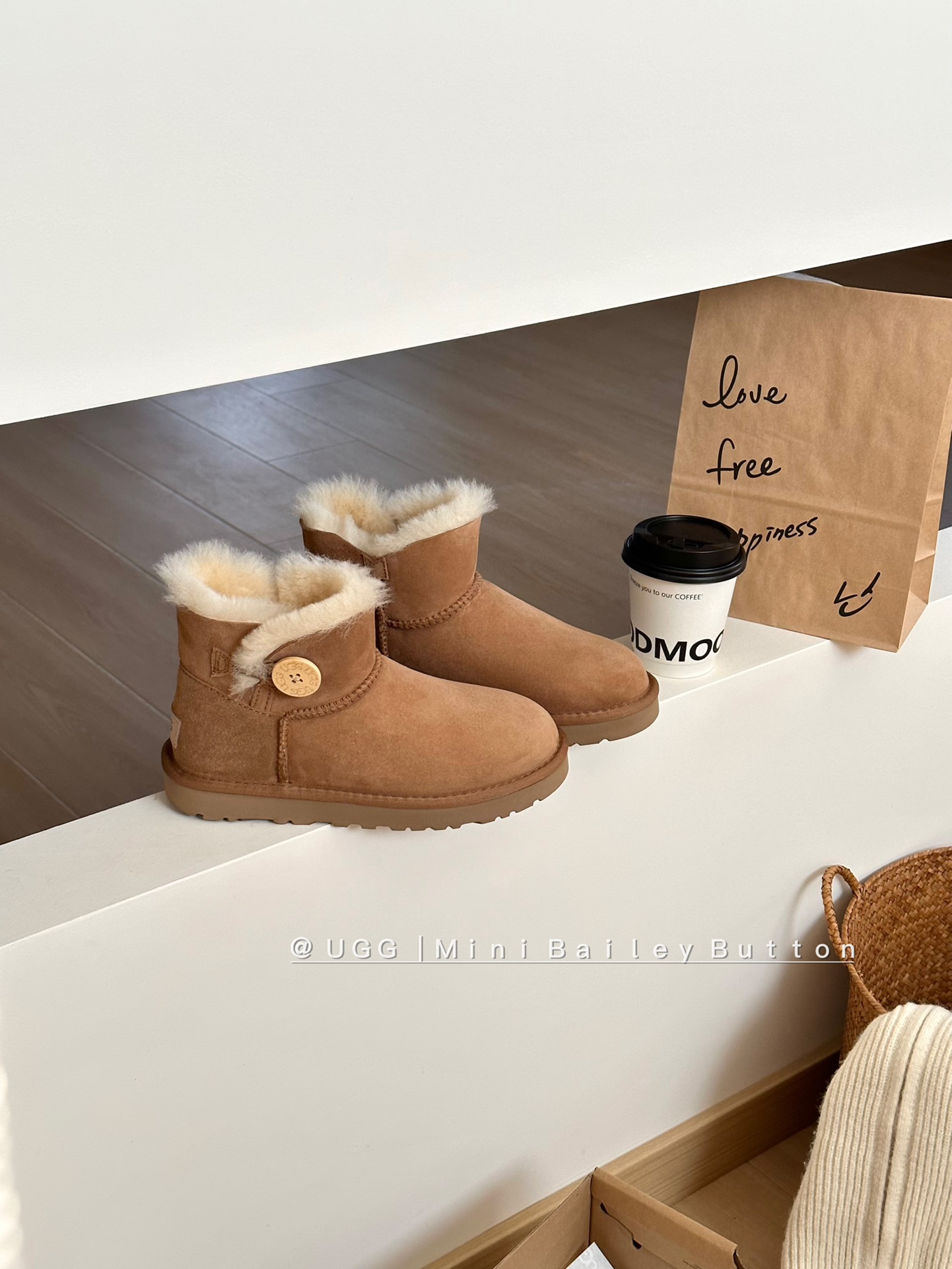 Ugg经典基本款# 低筒木扣
型号｜6422
size：35-40
color：栗色 .沙色. 灰色. 