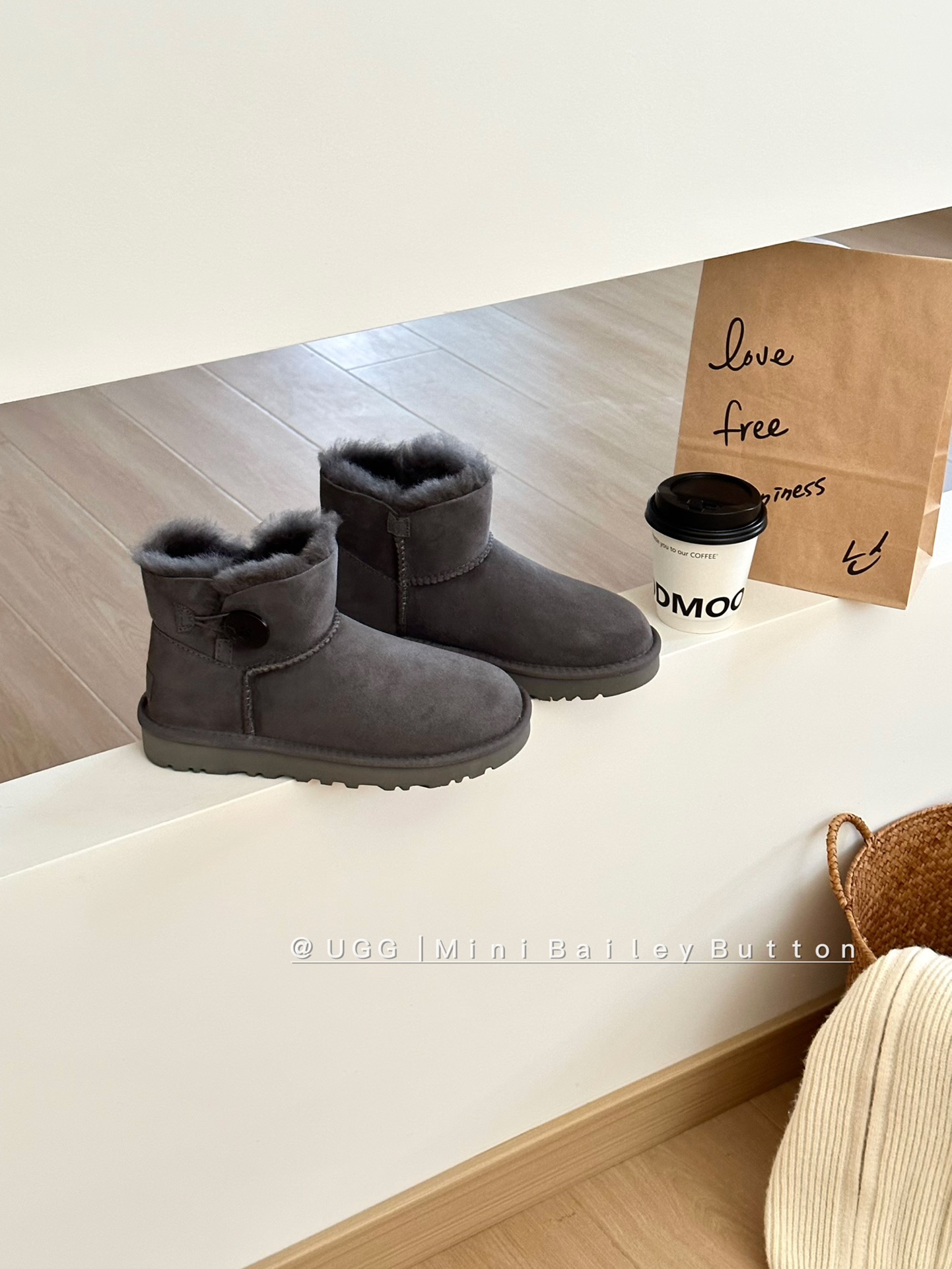 Ugg经典基本款# 低筒木扣
型号｜6422
size：35-40
color：栗色 .沙色. 灰色. 