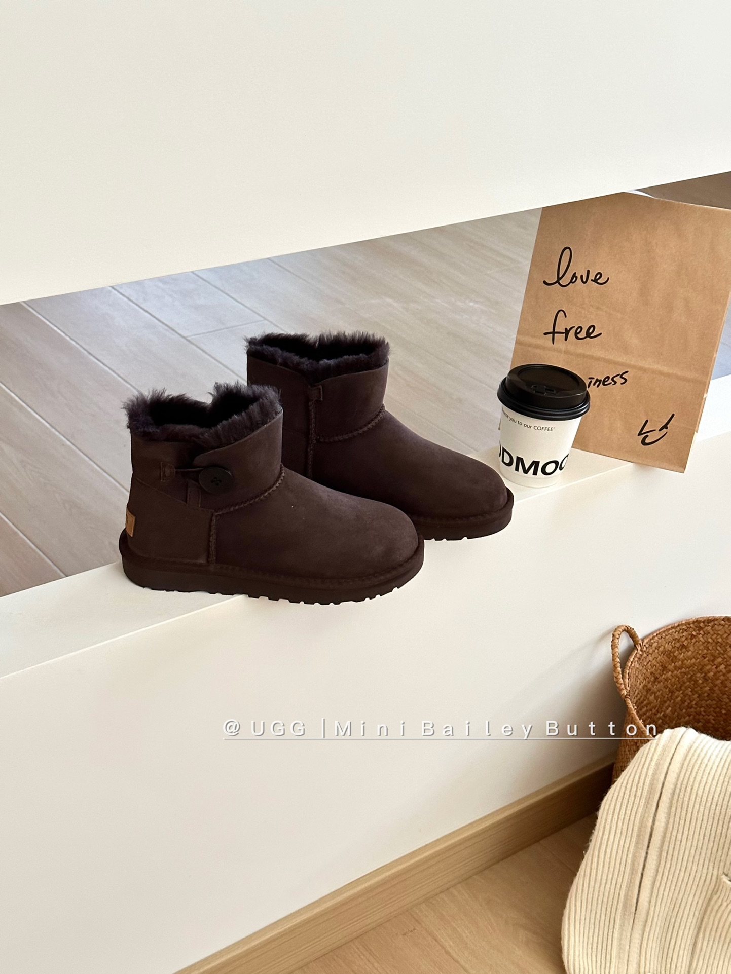Ugg经典基本款# 低筒木扣
型号｜6422
size：35-40
color：栗色 .沙色. 灰色. 