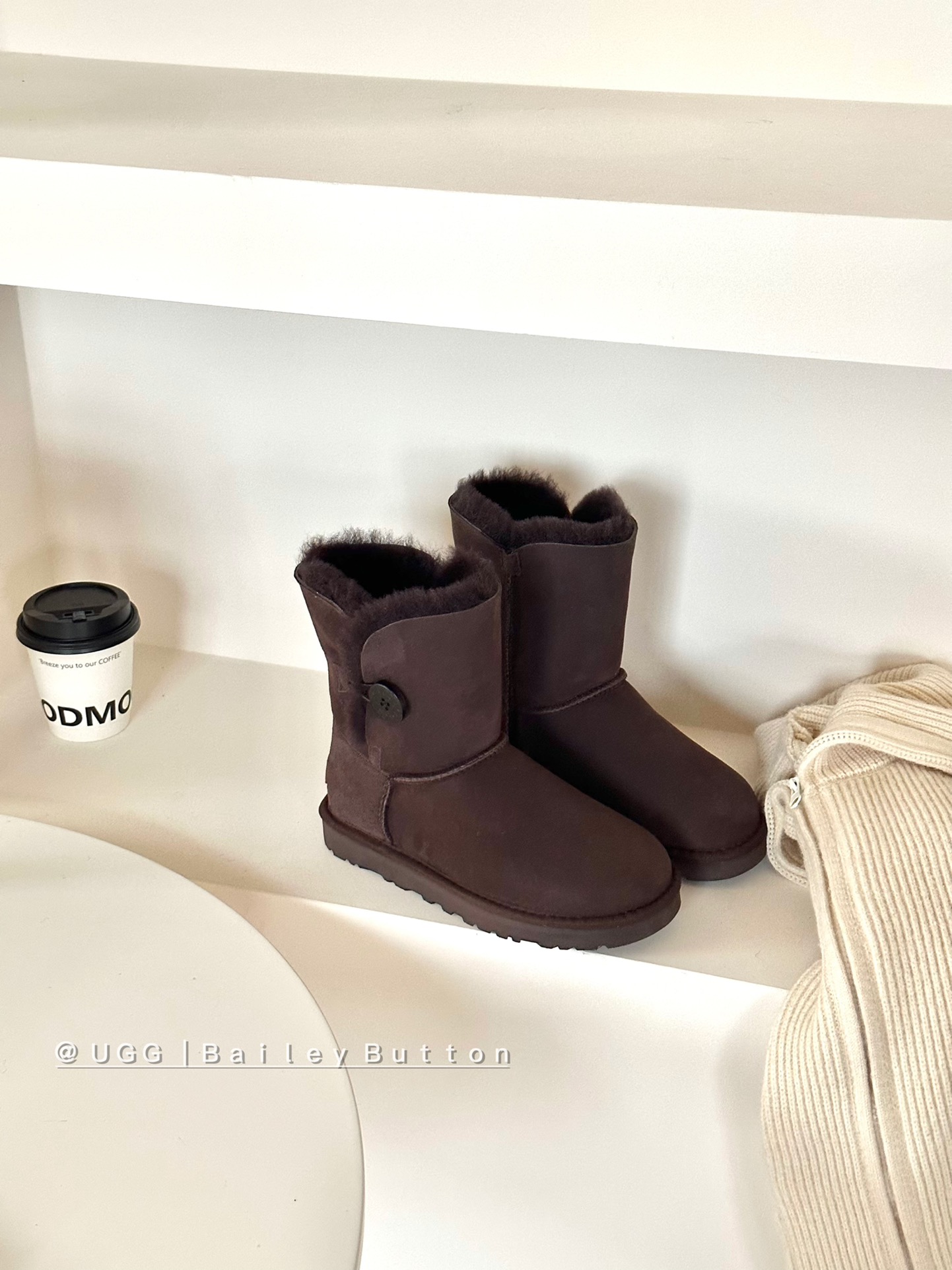 Ugg经典基本款# 中筒纽扣
型号｜6226
size：35-40
color：栗色 .灰色. 巧色. 