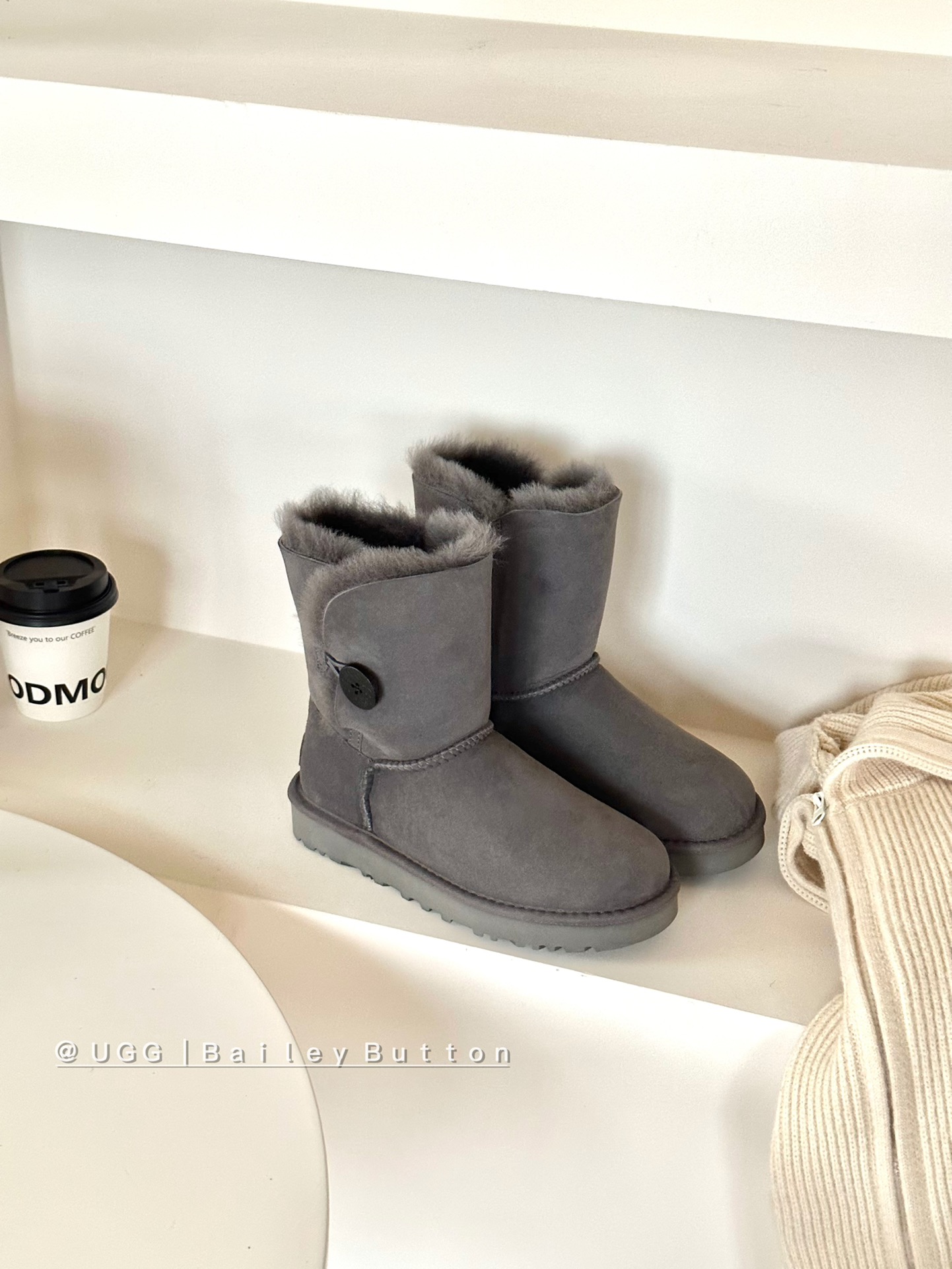 Ugg经典基本款# 中筒纽扣
型号｜6226
size：35-40
color：栗色 .灰色. 巧色. 