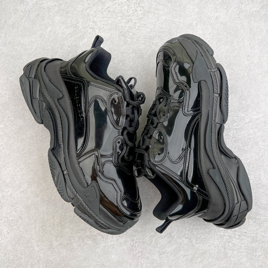 图片[3]-💰440 ＃VG零售版 BALENCIAGA Triple S 巴黎世家复古老爹鞋 镜面漆皮 全套原纸板楦头开发 最原汁原味的灵魂版型 全鞋荧光划线卡点 胶水把控整洁度追求极致完美 每一双都是工艺品 多重QC质检 超越公司货的品控标准 实实在在的免检产品 原盒原配 正确字体电绣 粗细、位置、大小正确 侧边TPU 透气孔匹配意产原版 正确气垫分离大底 TPU软底 原版一致大底LOGO 立体感十足 原厂皮料水洗做旧 采购原厂网纱 小牛皮 小羊皮和网眼 复杂的三层外底 采用Clear Sole技术将TPU注入鞋底内部可产生气泡 以提供更多舒适感 更轻的鞋子和减震效果 脚趾边缘绣有尺寸 侧面绣有徽标 背面压印徽标 舌头上的Triple S橡胶品牌 2个鞋带环 包括1个功能环 运动系带系统 带12个织物孔眼 双色鞋带让人想起远足靴的鞋带 后部拉环和舌头拉环 水洗效果 打造老旧外观 正常尺码 Size：35 36 37 38 39 40 41 42 43 44 45 46 编码：by5936010-运动鞋