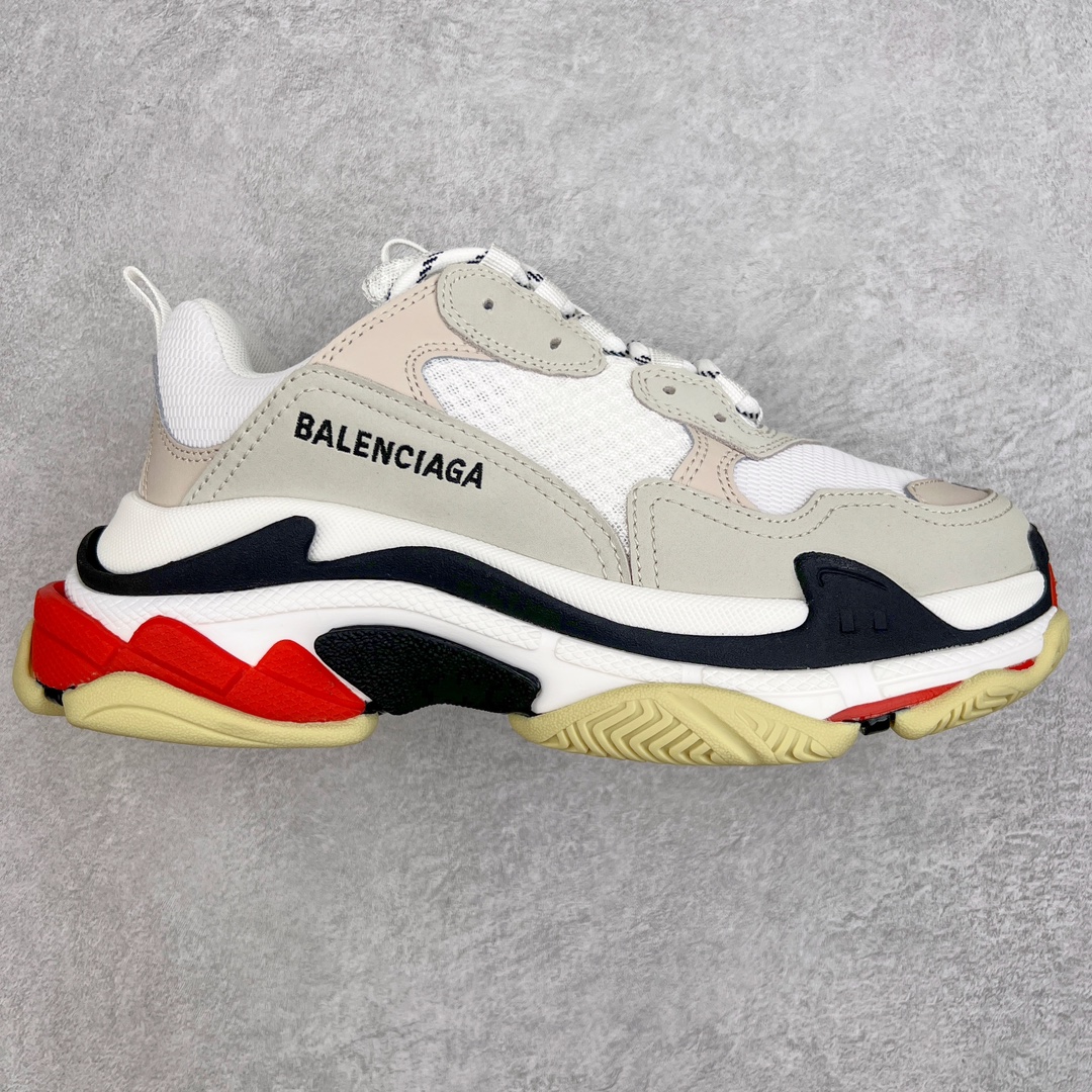 💰320 ＃VG零售版 BALENCIAGA Triple S 巴黎世家复古老爹鞋 全套原纸板楦头开发 最原汁原味的灵魂版型 全鞋荧光划线卡点 胶水把控整洁度追求极致完美 每一双都是工艺品 多重QC质检 超越公司货的品控标准 实实在在的免检产品 原盒原配 正确字体电绣 粗细、位置、大小正确 侧边TPU 透气孔匹配意产原版 正确气垫分离大底 TPU软底 原版一致大底LOGO 立体感十足 原厂皮料水洗做旧 采购原厂网纱 小牛皮 小羊皮和网眼 复杂的三层外底 采用Clear Sole技术将TPU注入鞋底内部可产生气泡 以提供更多舒适感 更轻的鞋子和减震效果 脚趾边缘绣有尺寸 侧面绣有徽标 背面压印徽标 舌头上的Triple S橡胶品牌 2个鞋带环 包括1个功能环 运动系带系统 带12个织物孔眼 双色鞋带让人想起远足靴的鞋带 后部拉环和舌头拉环 水洗效果 打造老旧外观 正常尺码 Size：35 36 37 38 39 40 41 42 43 44 45 46 编码：by3936090-运动鞋