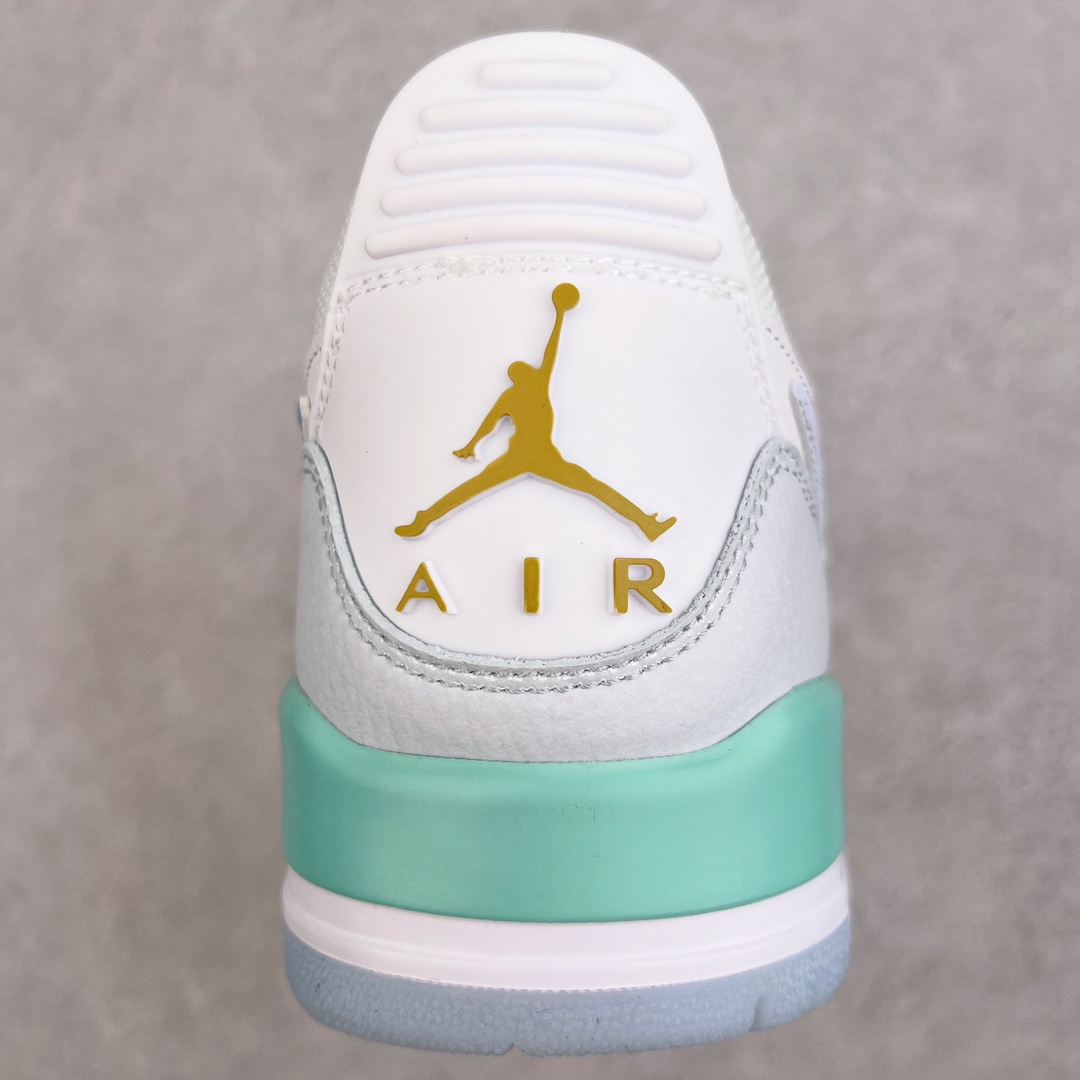 图片[8]-💰220 ＃KZ神版 Air Jordan Legacy AJ312 Low 低帮复古篮球鞋 灰蓝 FN8896-131 市场最强独一档产物 全套原纸板楦头开发 原厂大底磨具加持立体防滑纹理 原档数据后跟TPU子母扣魔术贴 原装可视Air Sole气垫 原汁原味最完美的312代版型 唯一正确鞋头趴度弧度高度鞋身腰线 进口港宝加持 后跟自然饱满 全鞋荧光划线卡点 追求极致完美 每一双都是工艺品 多重QC质检 超越公司货的品控标准 实实在在的免检产品 鞋身采用了皮革材质打造 横跨鞋面的魔术贴十分吸睛 侧面的Swoosh Logo的一部分被鞋面遮挡了一部分 颇具玩味 魔术贴上标有NK标识 而鞋舌上是Jordan的经典红色飞翼Logo 后跟和鞋底均采用了AJ3的设计 后跟上同样也使用了经典的爆裂纹图案 SIZE：36 36.5 37.5 38 38.5 39 40 40.5 41 42 42.5 43 44 44.5 45 46 47.5 编码：by2936090-运动鞋