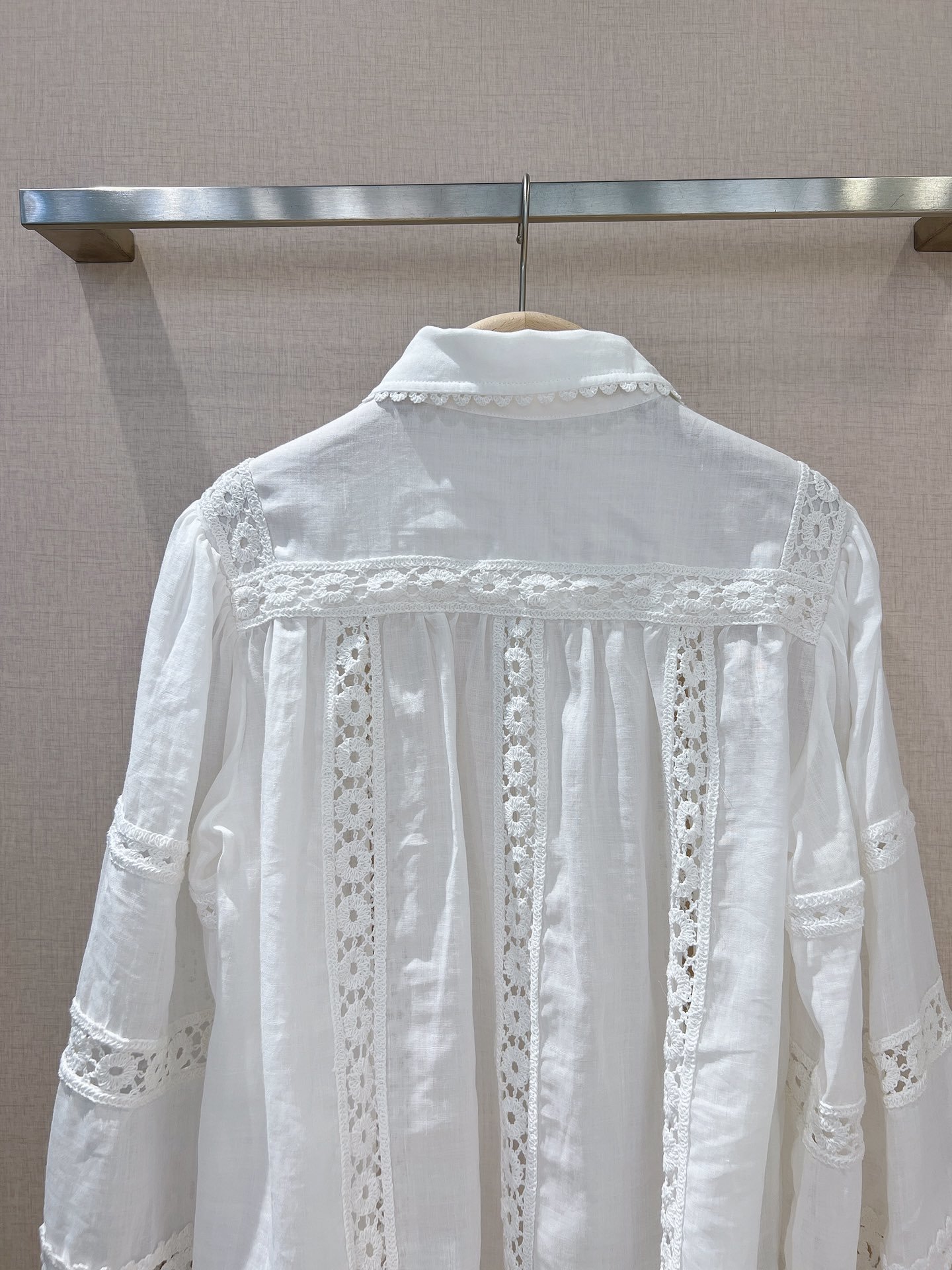 ZIMMERMAN*NDEVI拼接风格宽袖衬衫这款象牙白DEVI拼接风格宽袖衬衫选用苎麻面料制成采用经典