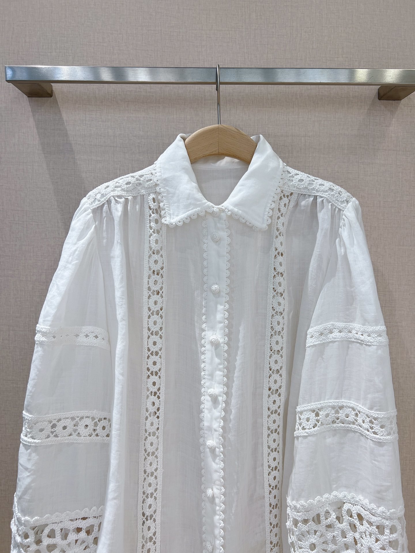 ZIMMERMAN*NDEVI拼接风格宽袖衬衫这款象牙白DEVI拼接风格宽袖衬衫选用苎麻面料制成采用经典