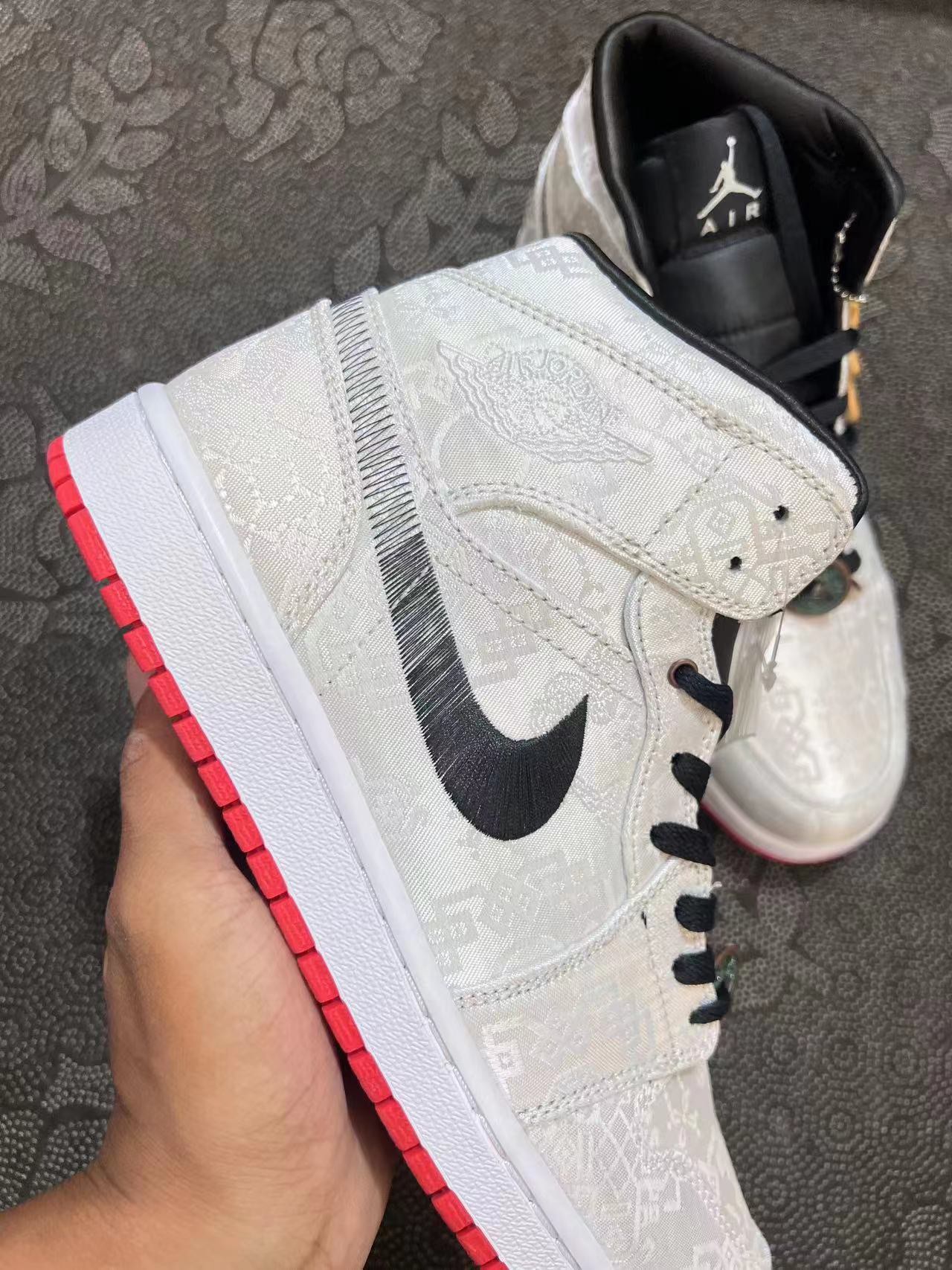 ? 福利特价 Aj1 Mid 白丝绸配色?