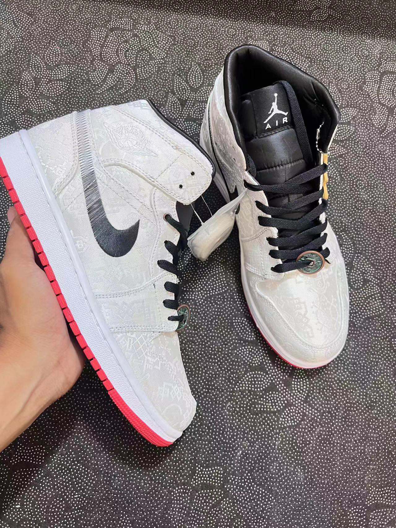 ? 福利特价 Aj1 Mid 白丝绸配色?