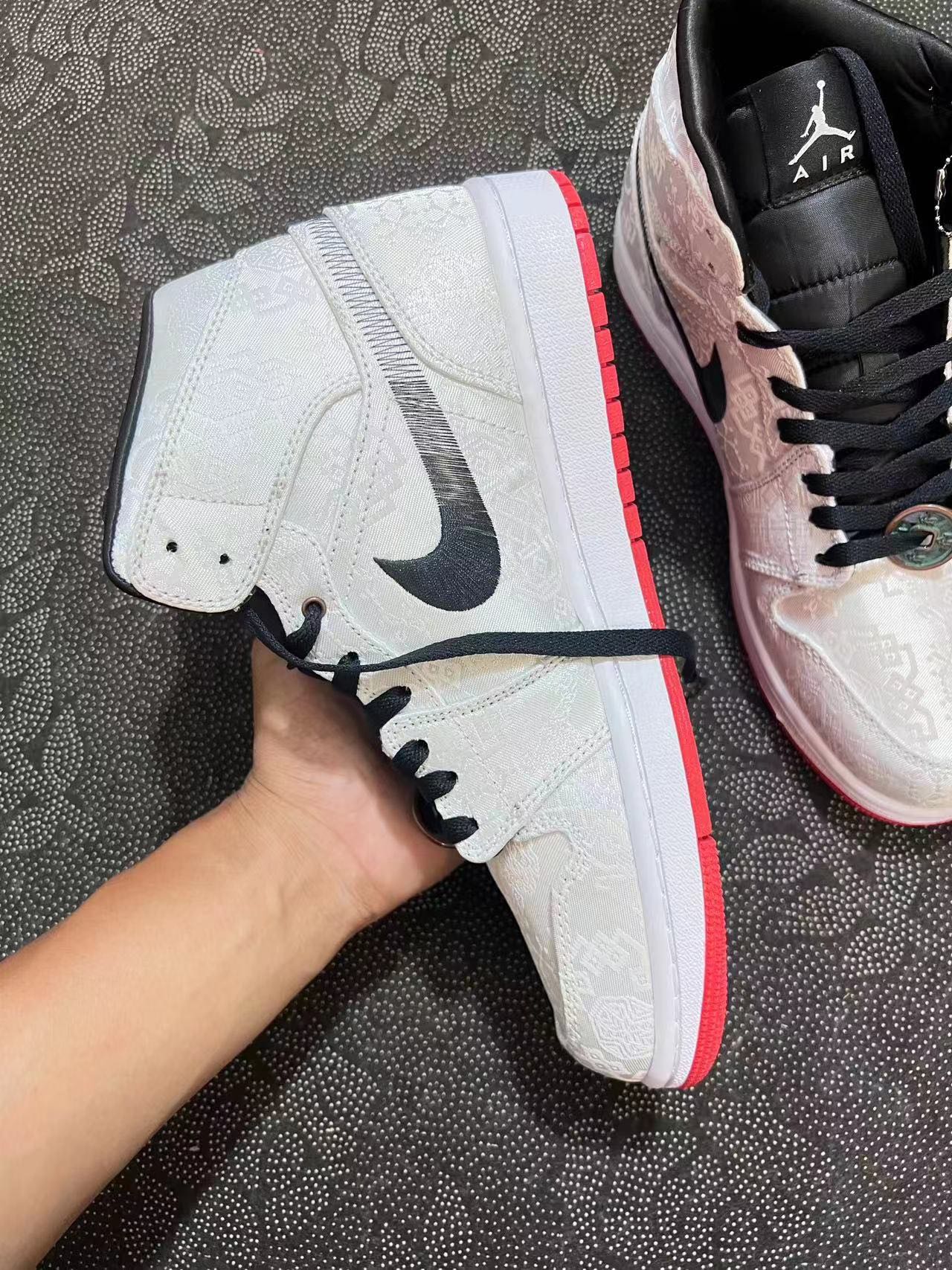 ? 福利特价 Aj1 Mid 白丝绸配色?