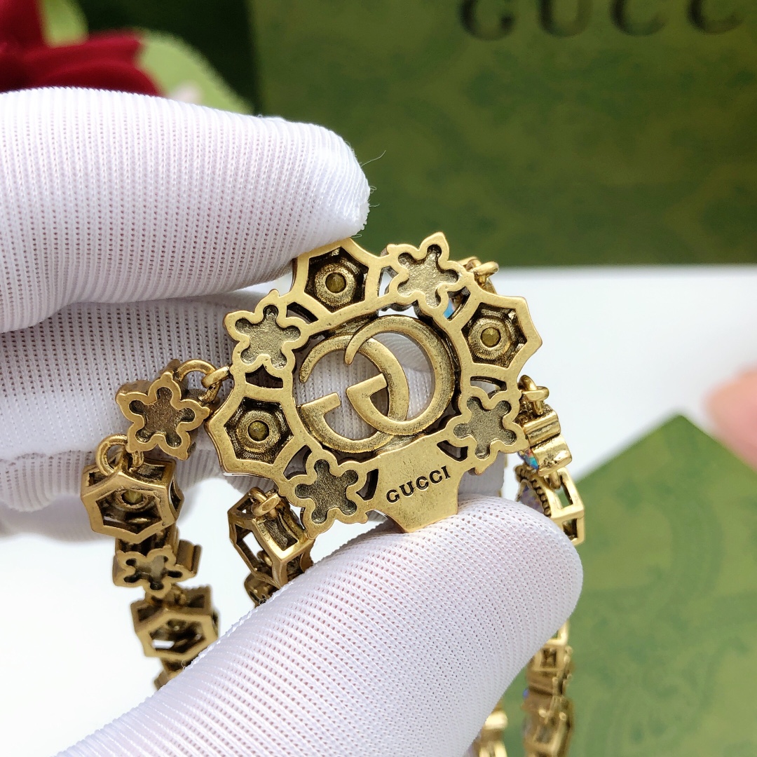 编号GXL0065
Gucci 古驰 GG时尚彩钻项链 绝对是古驰的风格夸张、重装饰、重色彩超级好看黄铜