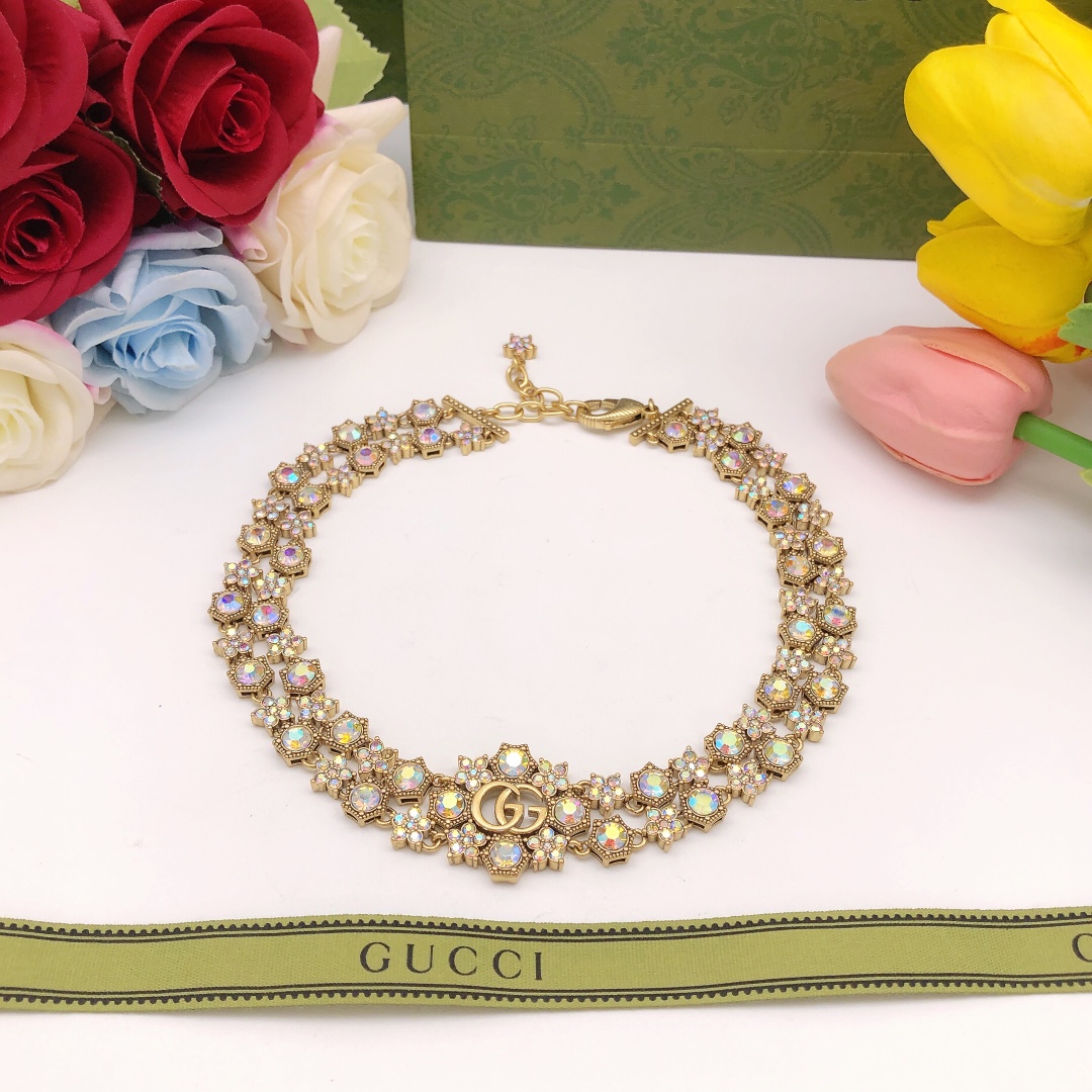 编号GXL0065
Gucci 古驰 GG时尚彩钻项链 绝对是古驰的风格夸张、重装饰、重色彩超级好看黄铜