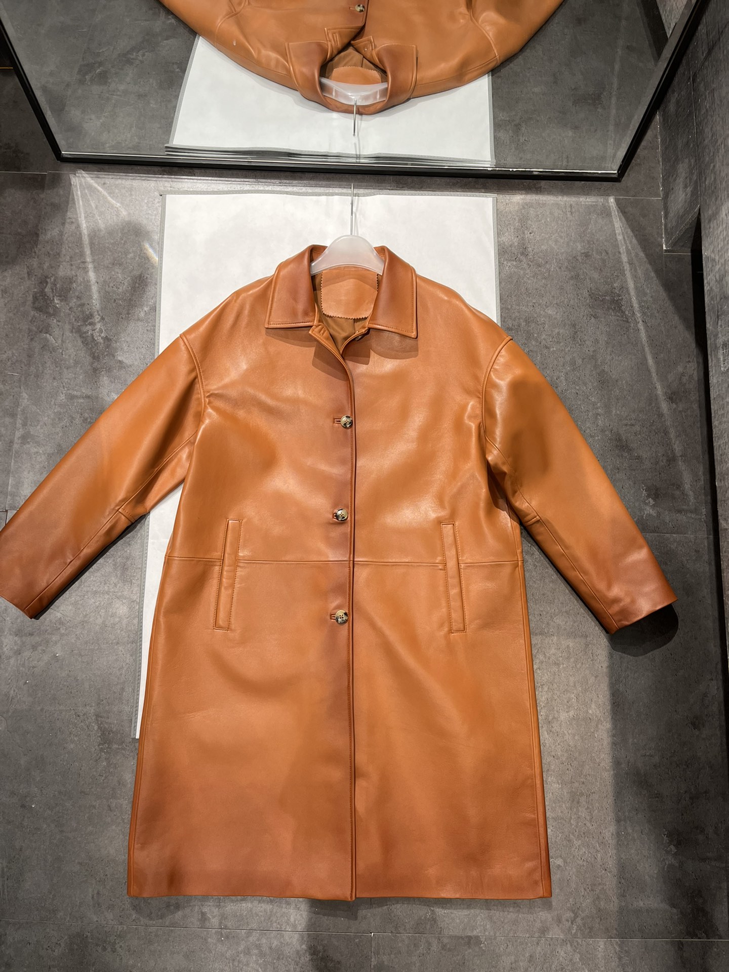 NO:777651,, miumiu sheepskin long windbreaker, large version, not picky on body shape. Gradient color spraying process, very high-end. Size S-19860909,miumiu羊皮长风衣,大版型,不挑身材.渐变喷色工艺,非常高档 尺寸S- Xl码,宽松大版型,不挑身材都可以驾驭.后背全部入专柜带miumiu 压皮标,缪缪-服装,miumiu,sheepskin,,Women's clothing