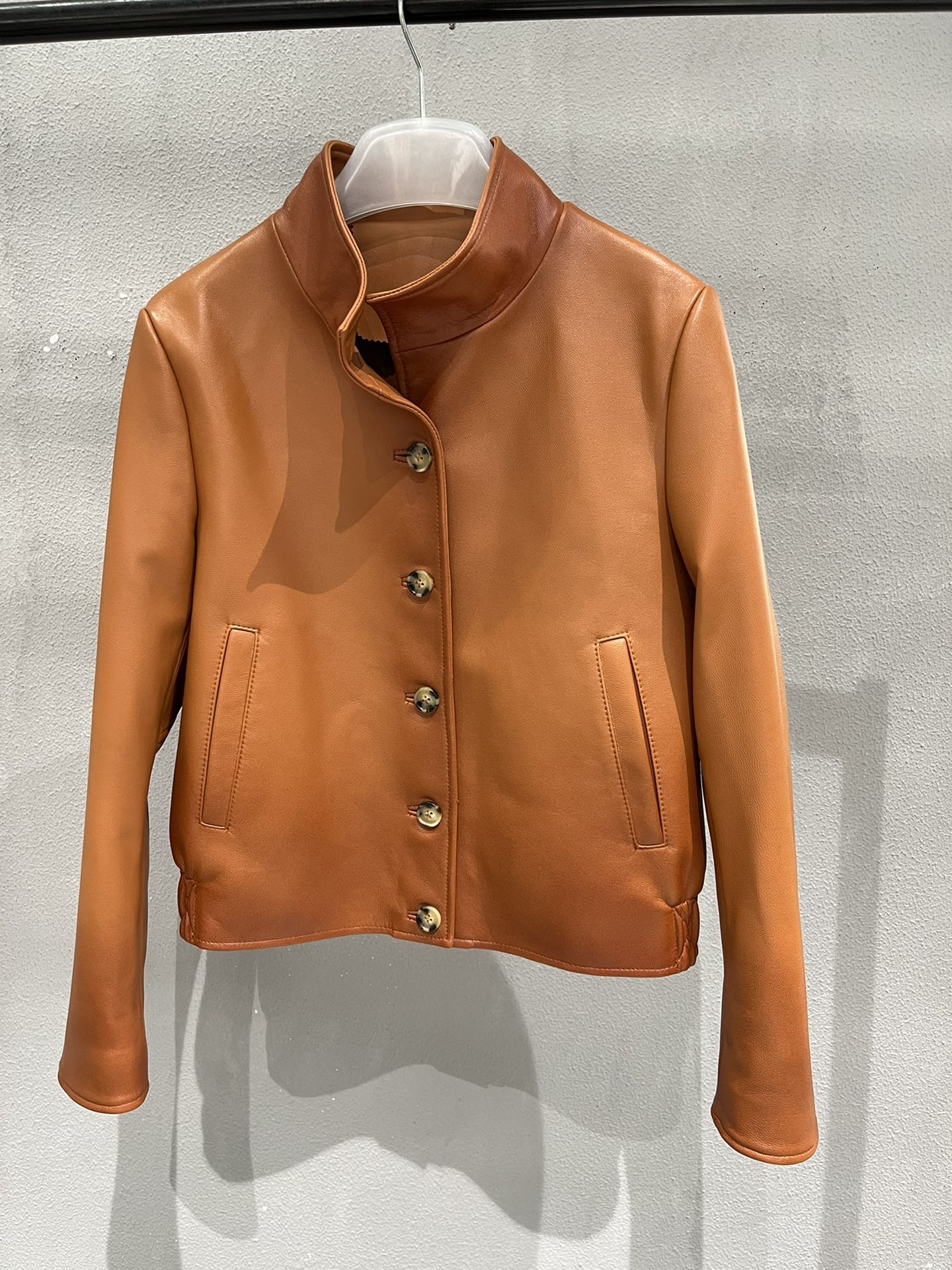 NO:777657,,miumiu sheepskin stand-collar jacket, gradient color spray effect and miumiu buttons, very high-end, the back is like a counter stamp.,miumiu-clothing,miumiu,jackets & coats,sheepskin,19860909,miumiu羊皮立领外套,渐变喷色效果搭配miumiu纽扣,非常高档,后背如专柜压标.,缪缪-服装,miumiu,jackets & coats,sheepskin,,Women's clothing