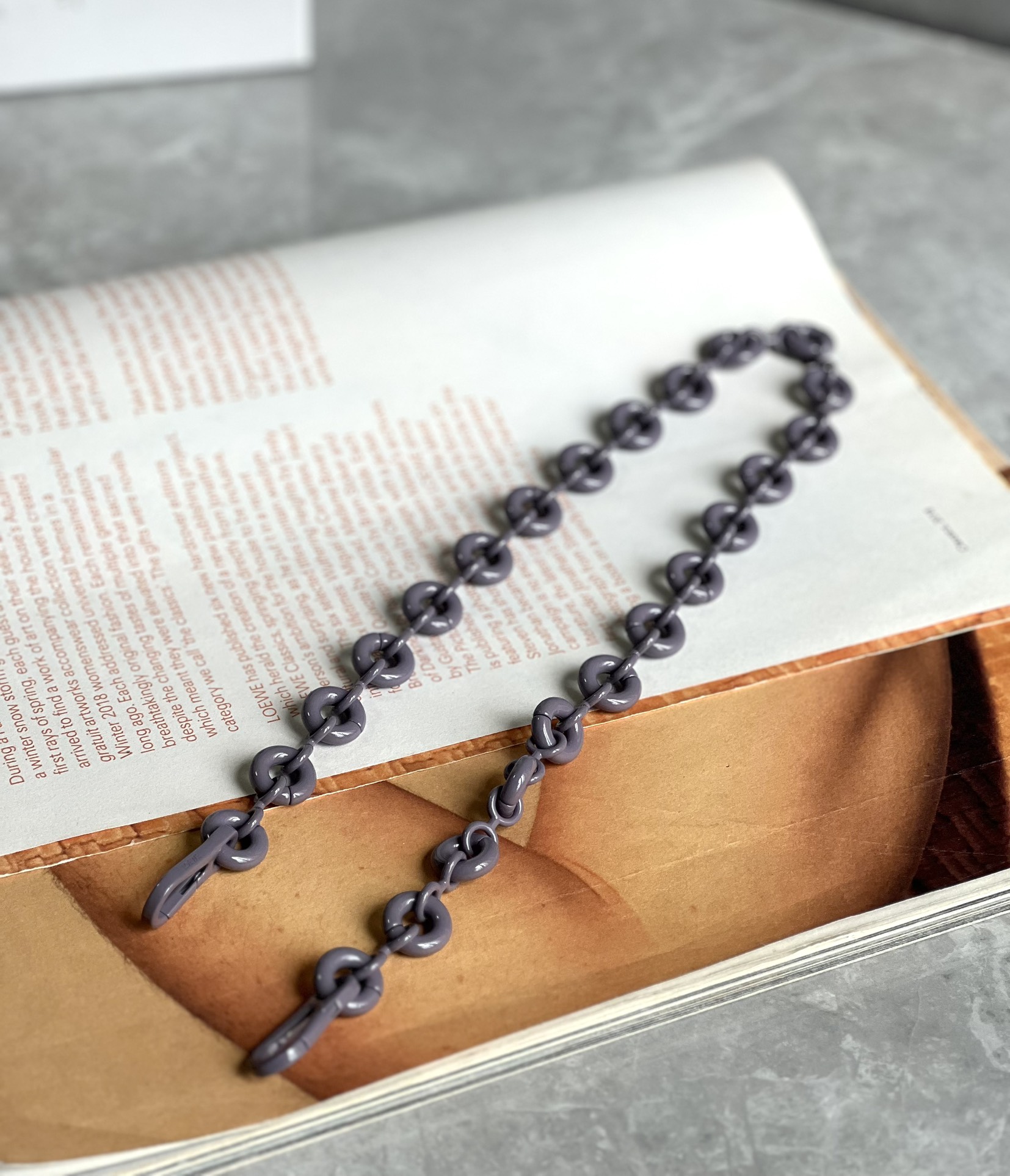 A batch of loewe's new donut chain shoulder straps are available at a special price. They can be matched with any bag. Accessories are not return