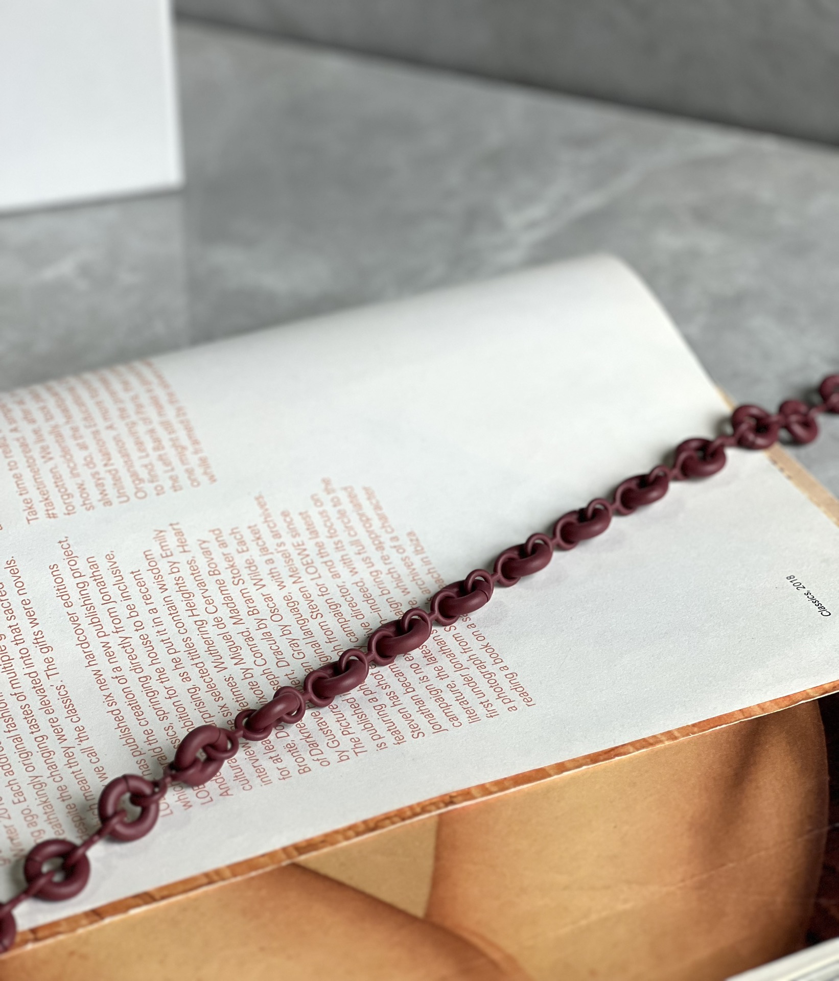 A batch of loewe's new donut chain shoulder straps are available at a special price. They can be matched with any bag. Accessories are not return