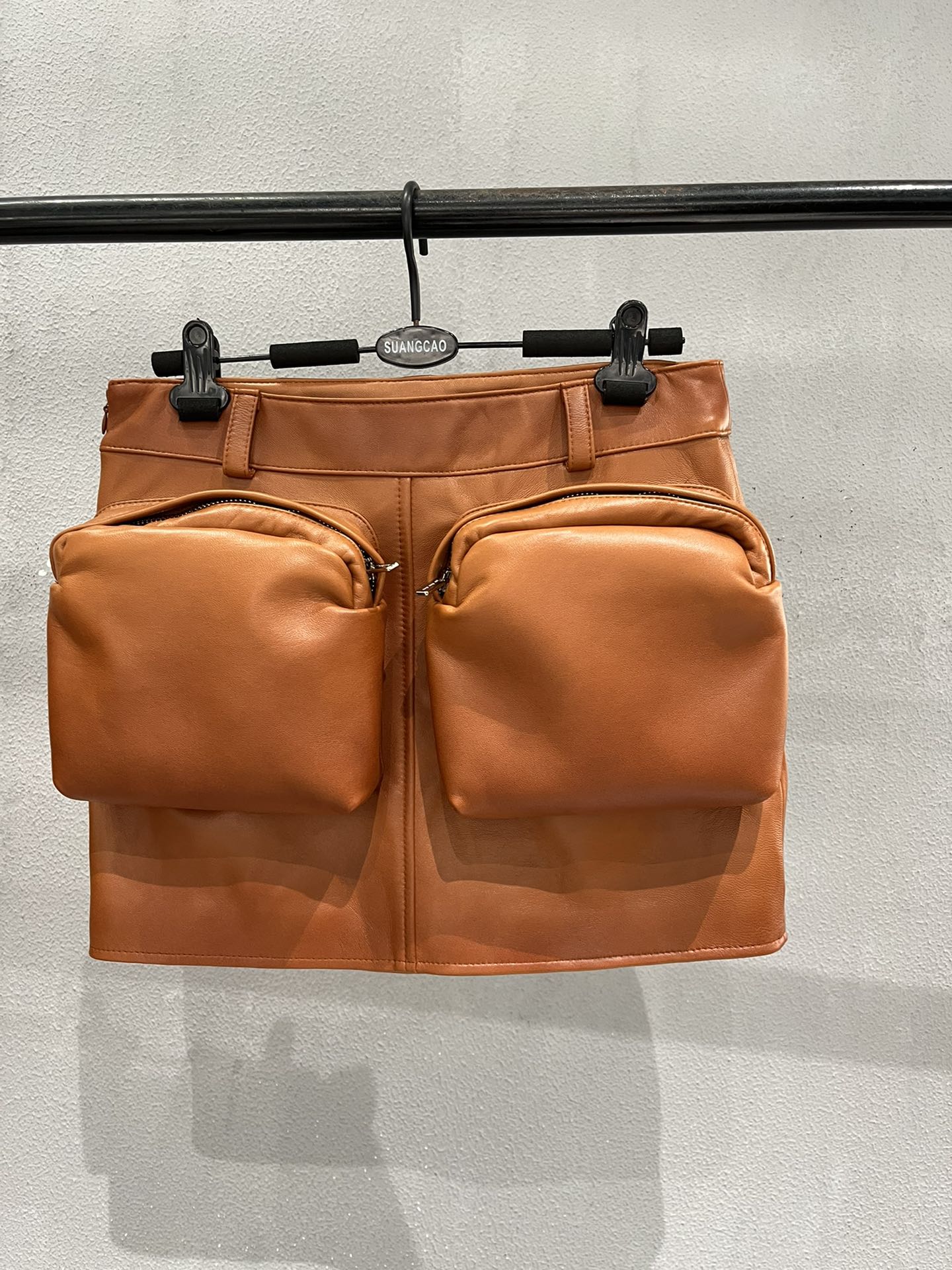 NO:777652,Size S-19860909尺寸S- Xxl码,miumiu大口袋羊皮半身裙短款哦～渐变喷色效果搭配miumiu五金和压标,非常高档,缪缪-服装,miumiu,skirts,sheepskin,,Women's clothing