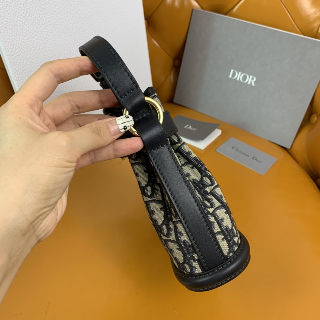디올 모노그램 버킷 가방 상세 이미지 5
