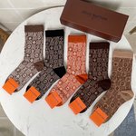 Louis Vuitton Sock- Mid Tube Socks Women Cotton Knitting
