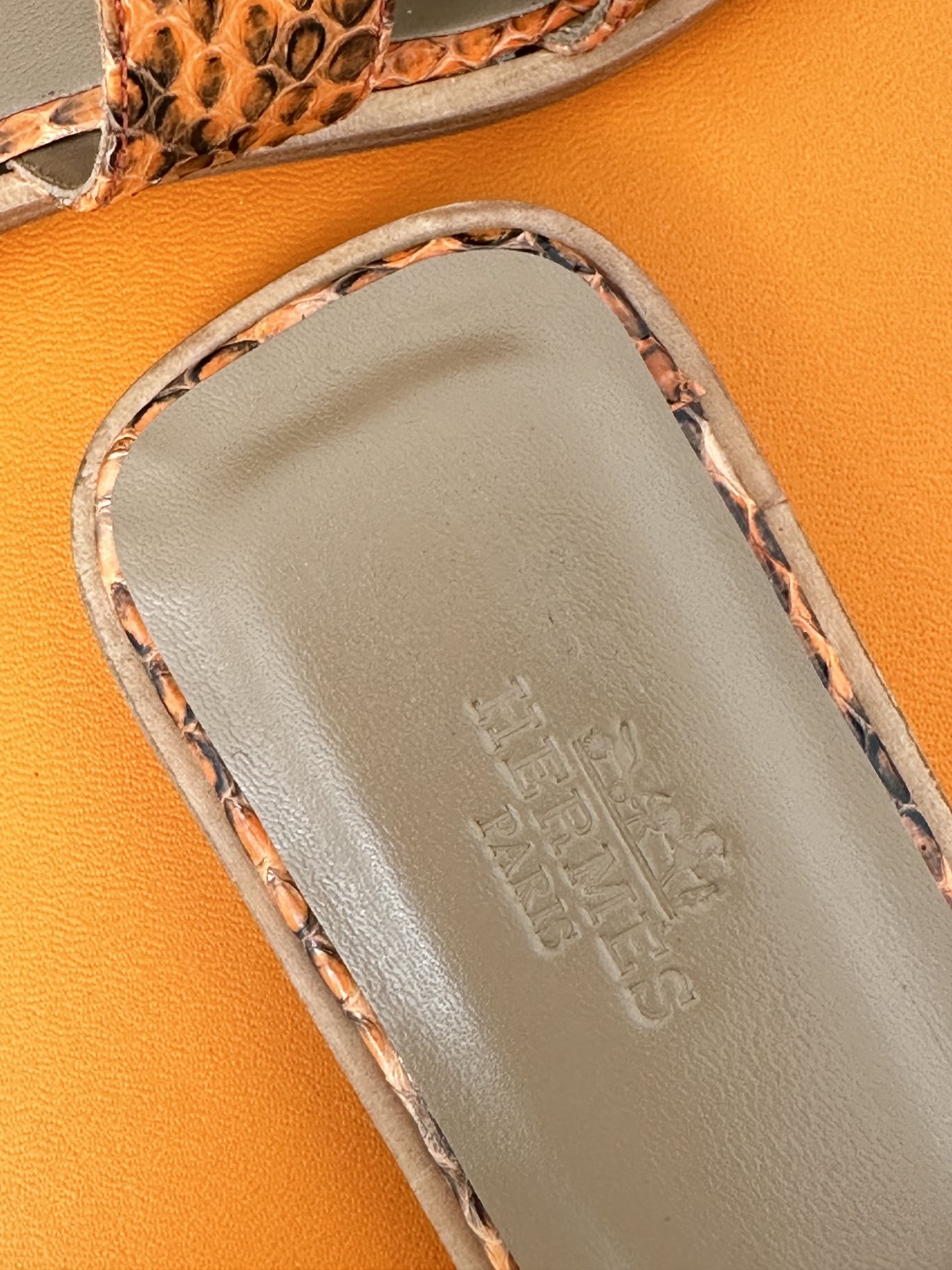 Hermès/爱马仕经典蛇皮H平底拖